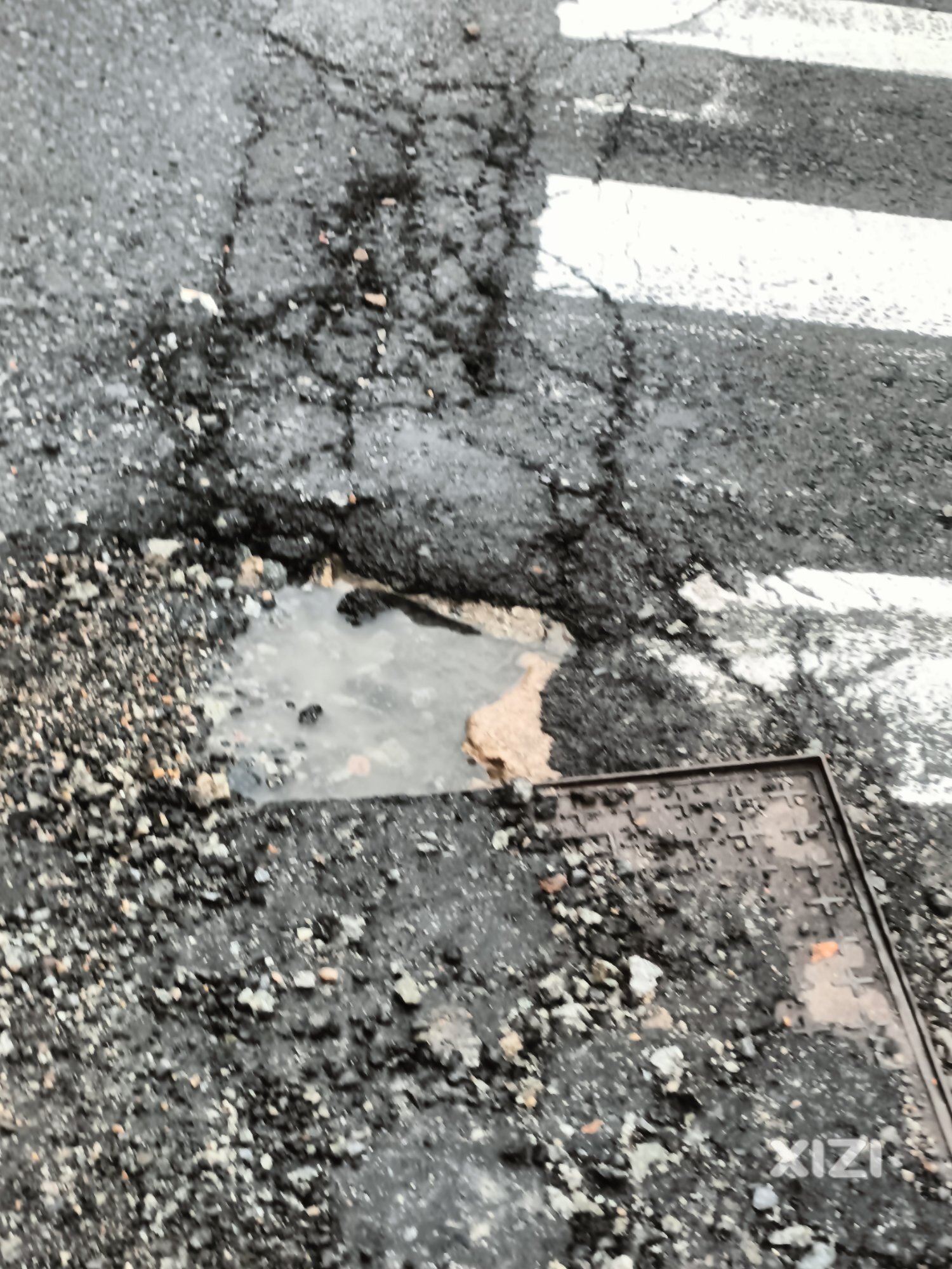 金龙大道烂路，电动车