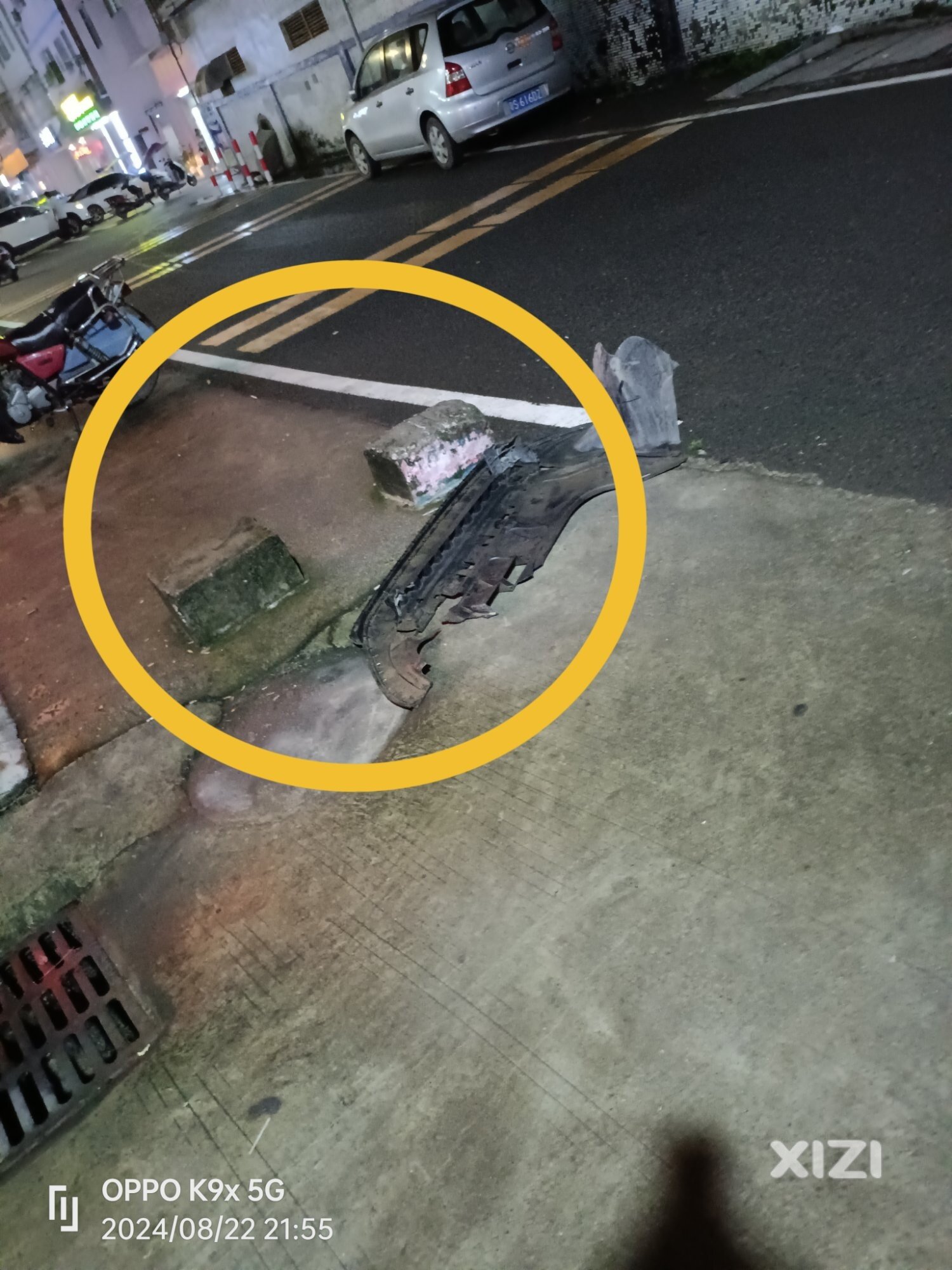 村道边私筑水泥墩！行人车辆经过危险的很