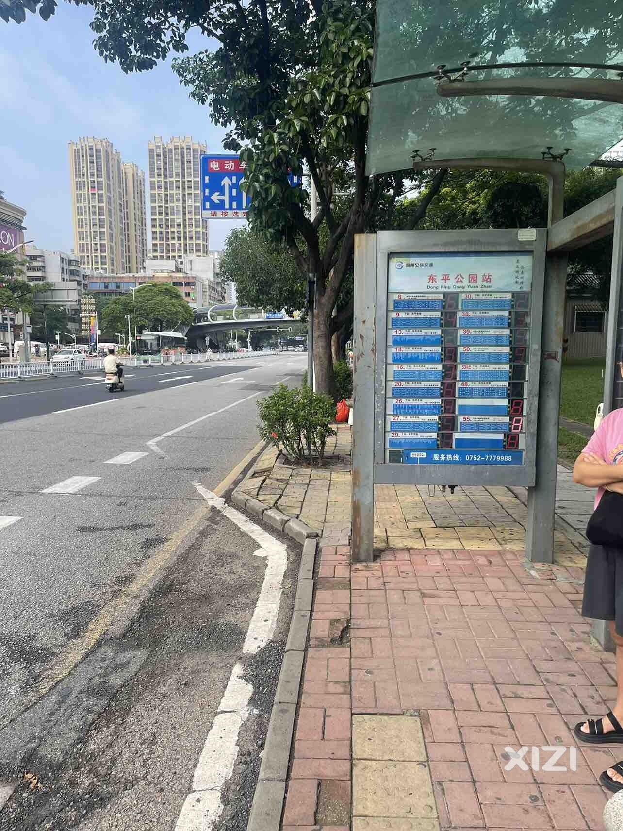 路面大坑没人理，怎么办。