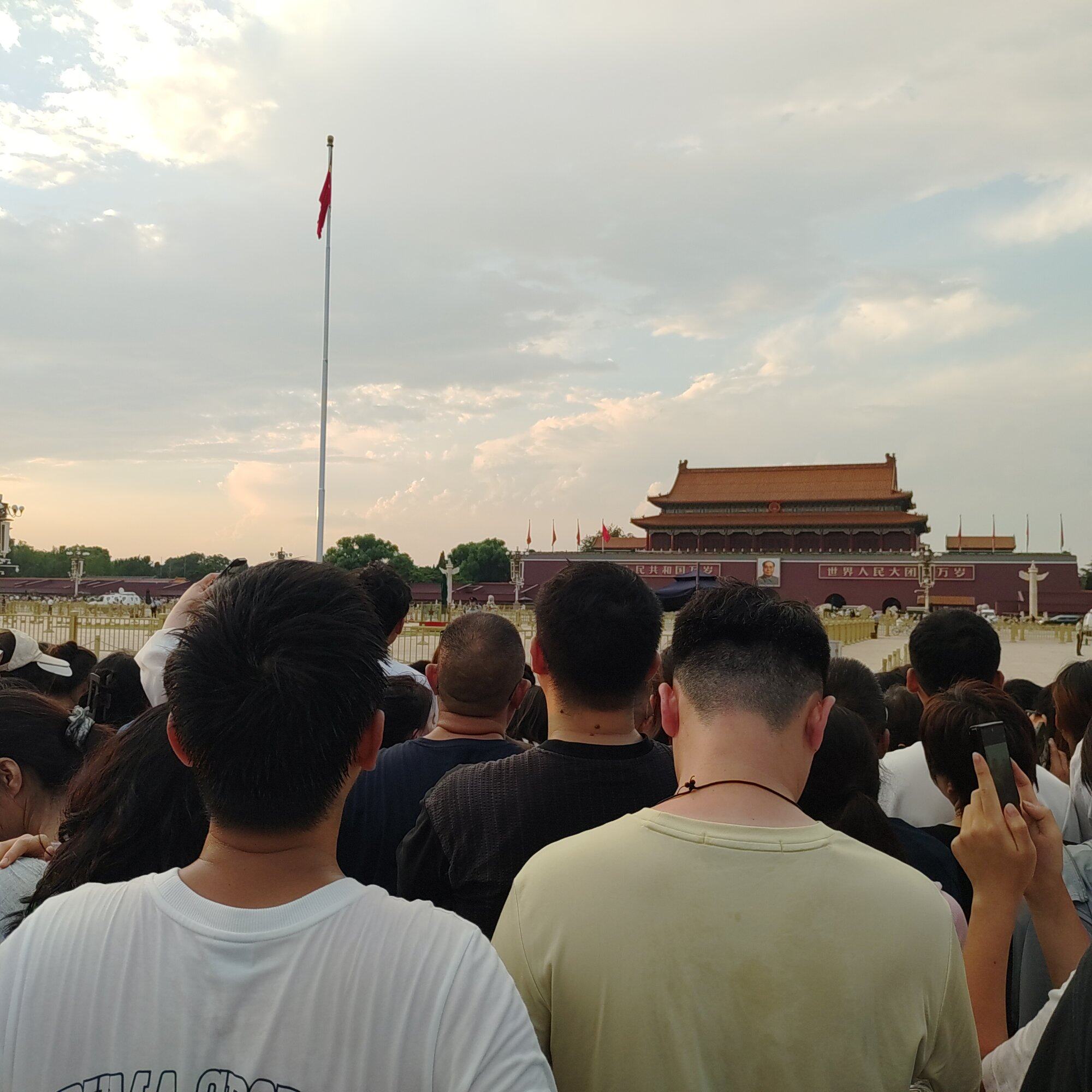 你们在看升旗，我在等降旗