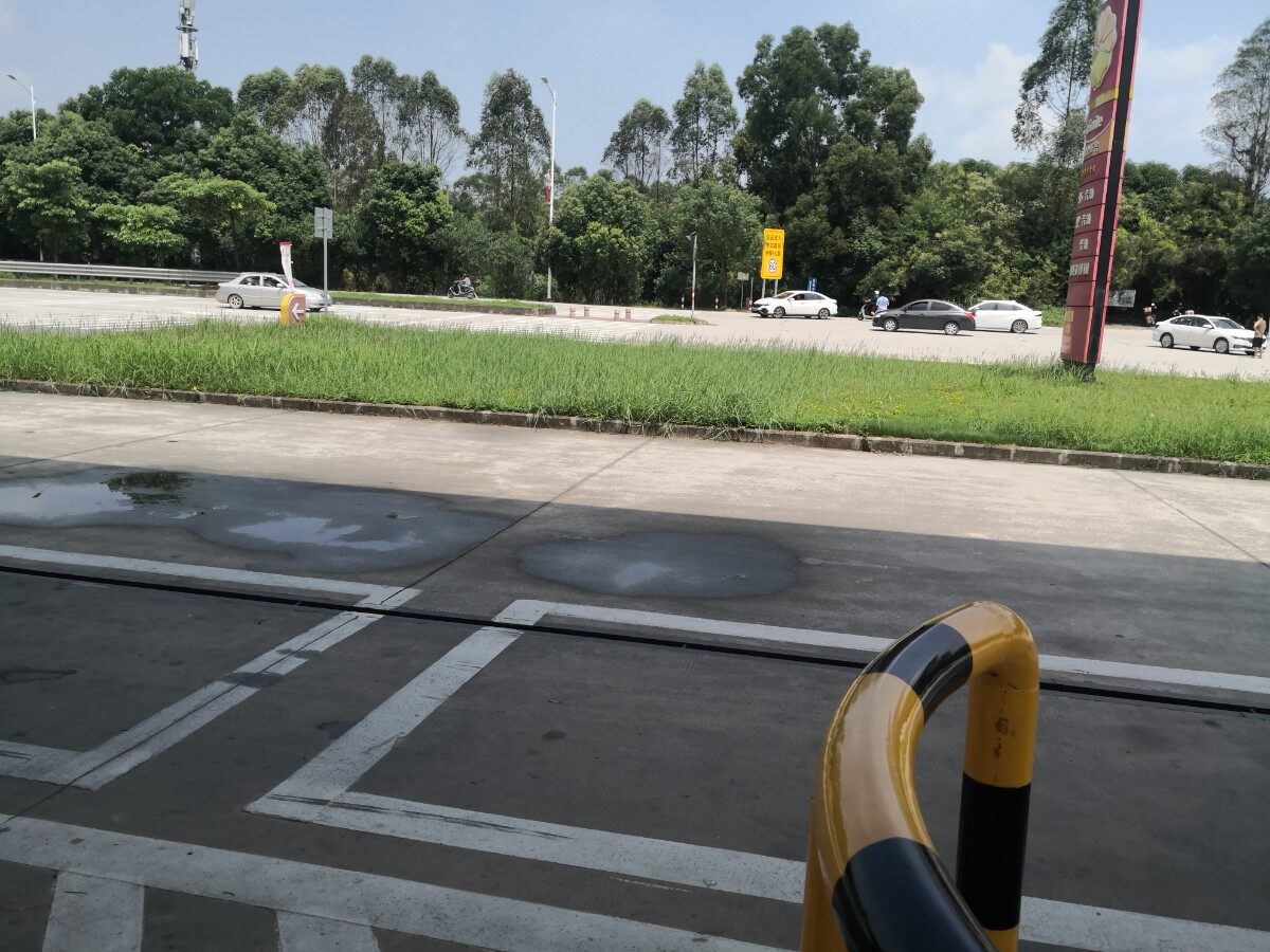 恒大雅苑中石油路口上午发生交通事故：这个地方不应该开设掉头转弯路口