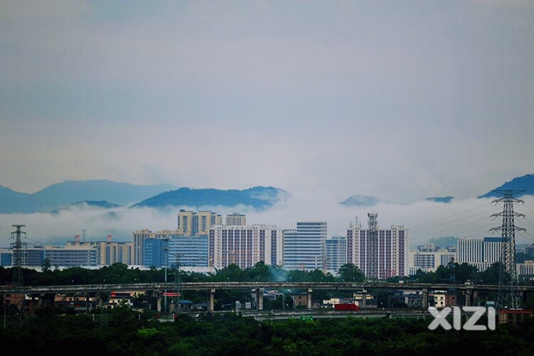 雨后云雾绕山间