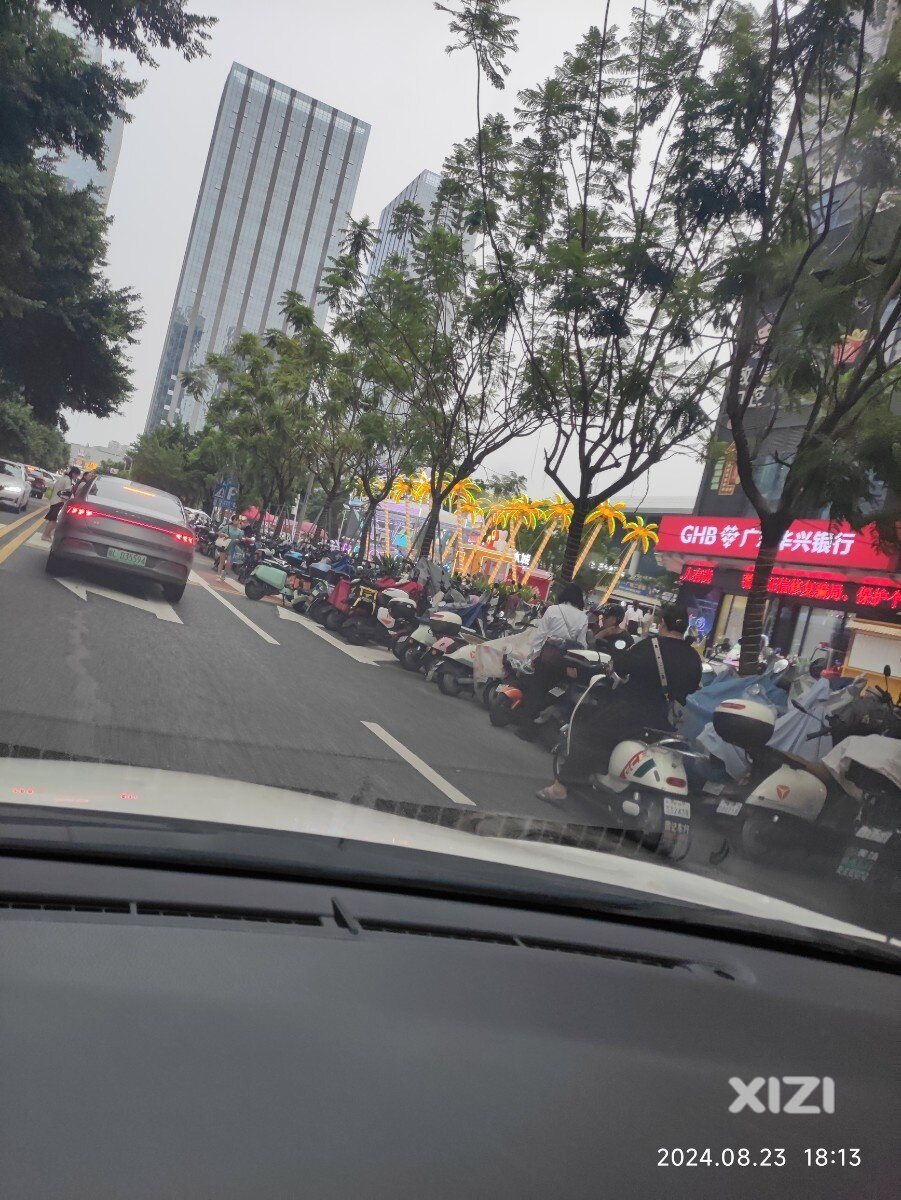 荣灿与华贸之间这路的电动车是否要管管了？