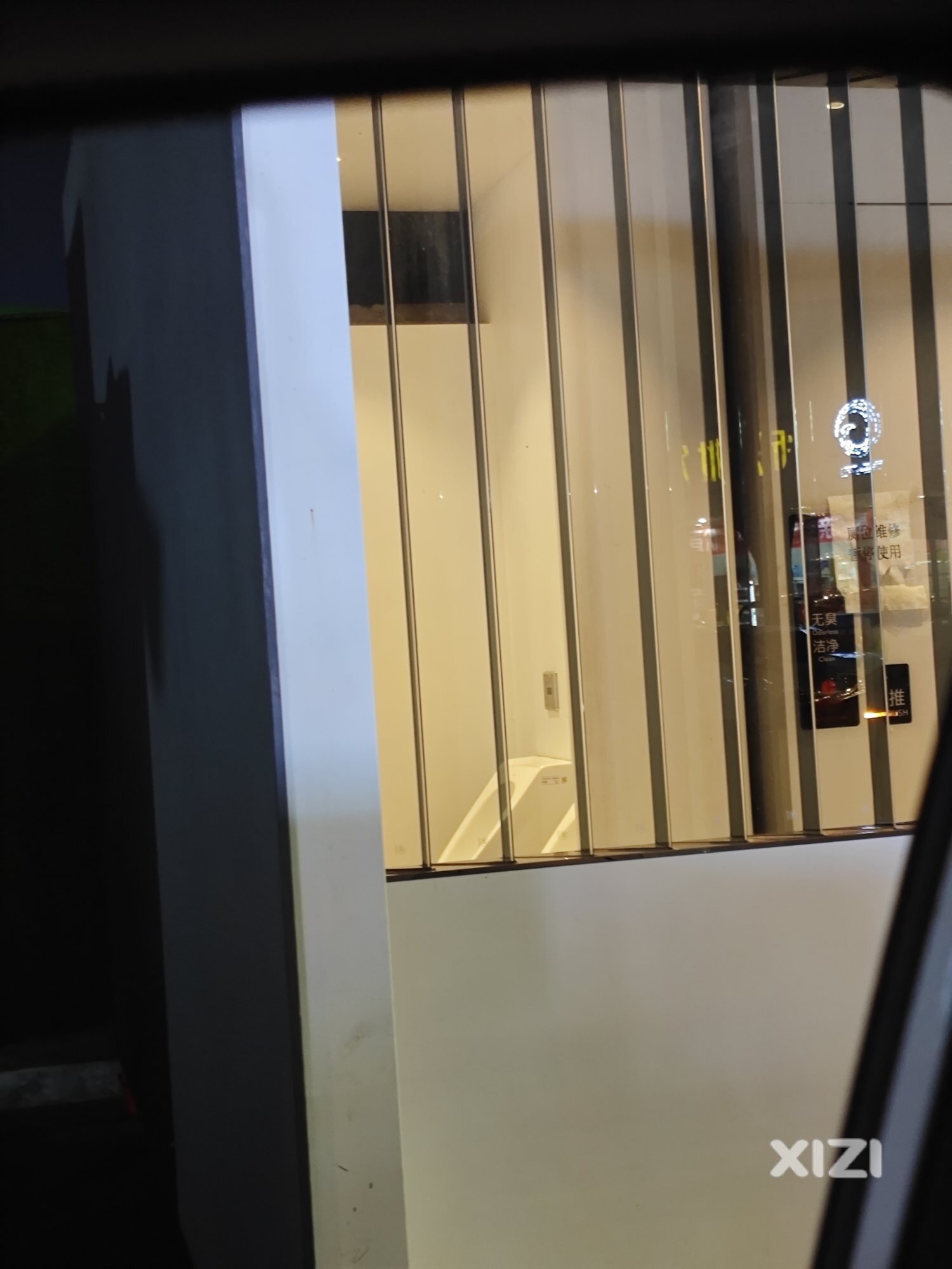 惠城斑樟湖路男士站厕，在外面能看得清清楚楚，撒个尿都没有隐私