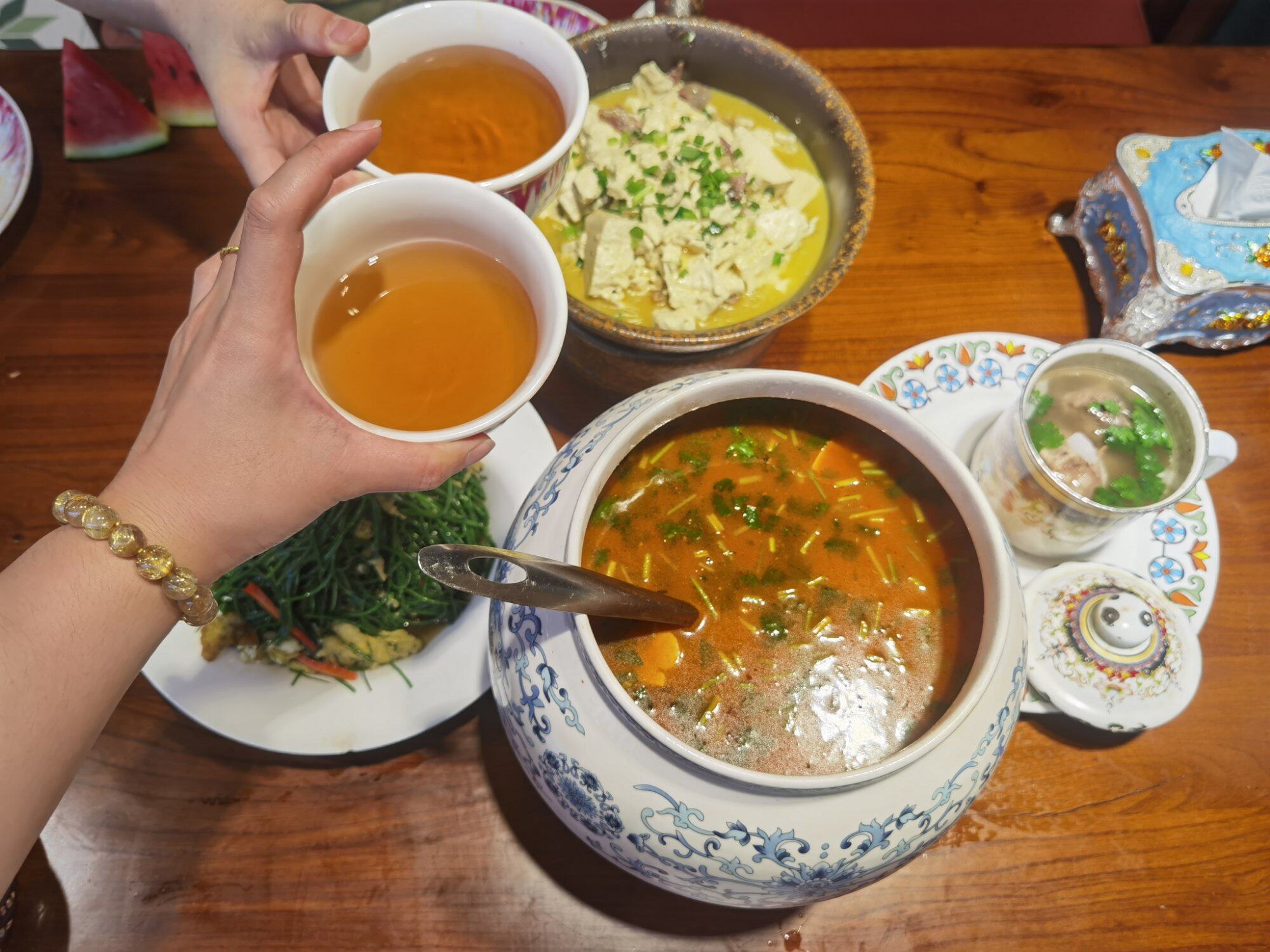 震撼大美新疆，卖药的新疆通队长来评价下，这么多菜只要146米