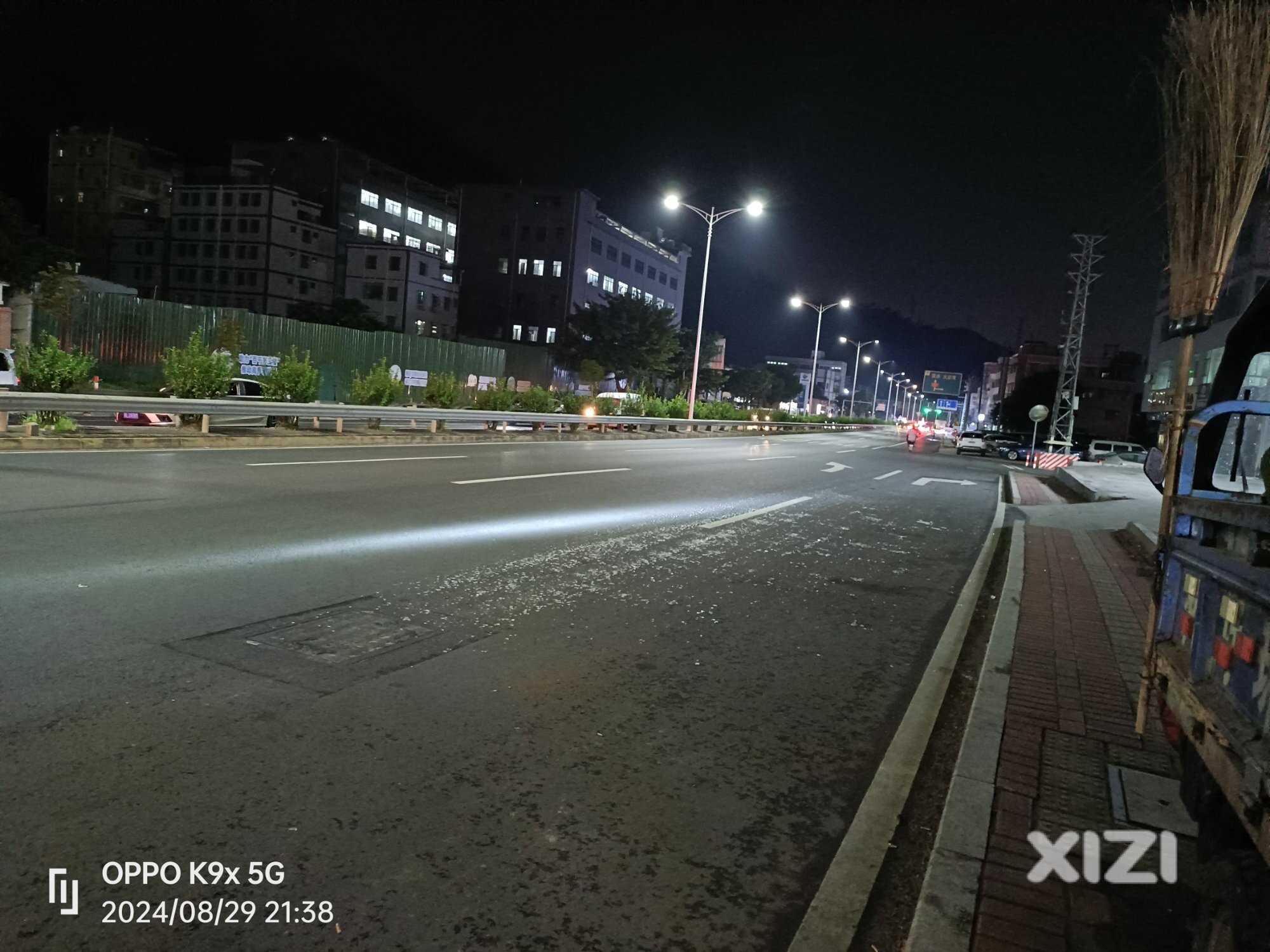 汇通路口红绿往淡水方向满路玻璃碎