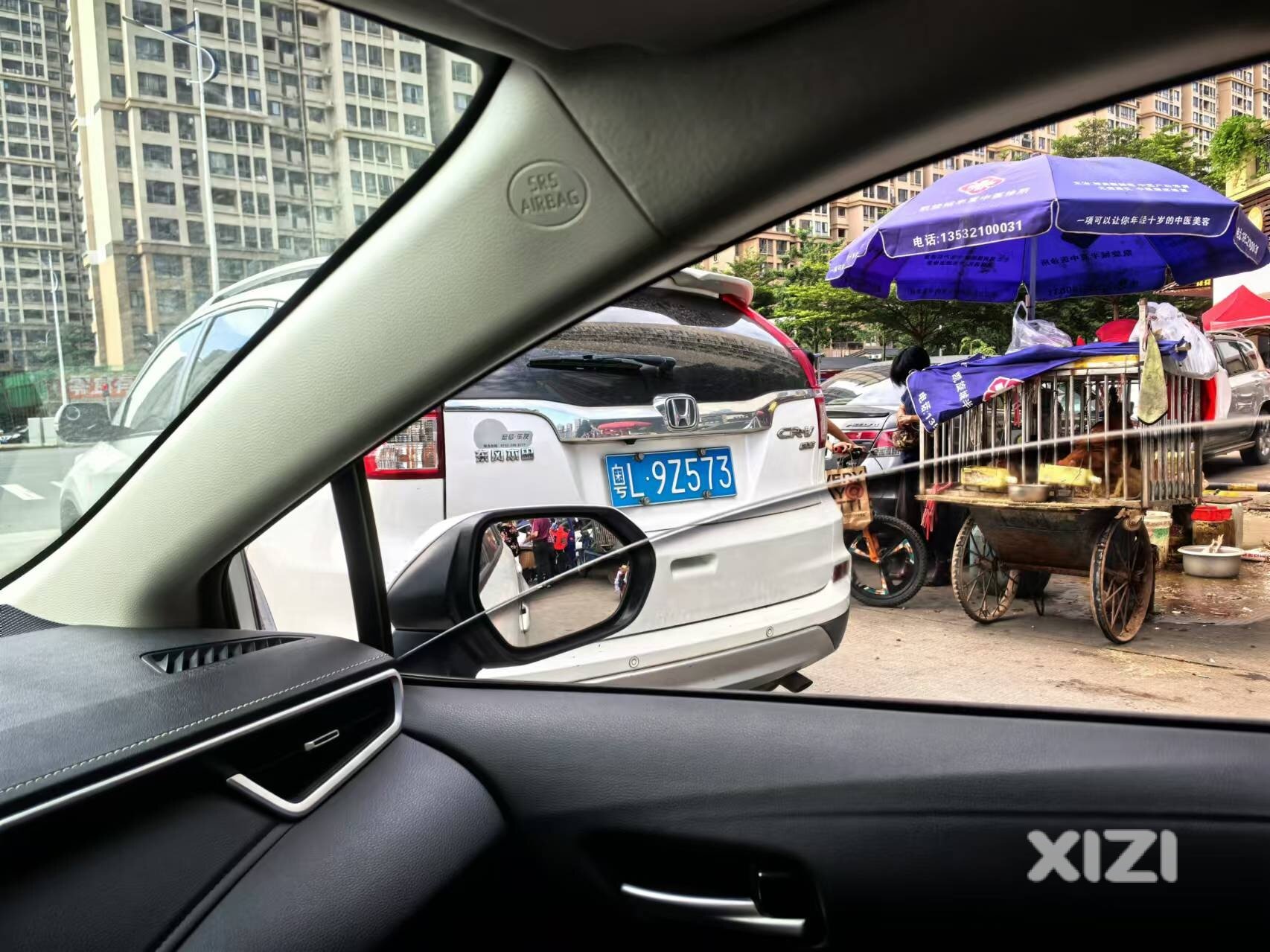 凯旋城趣事多-红绿灯路口停车去买早餐