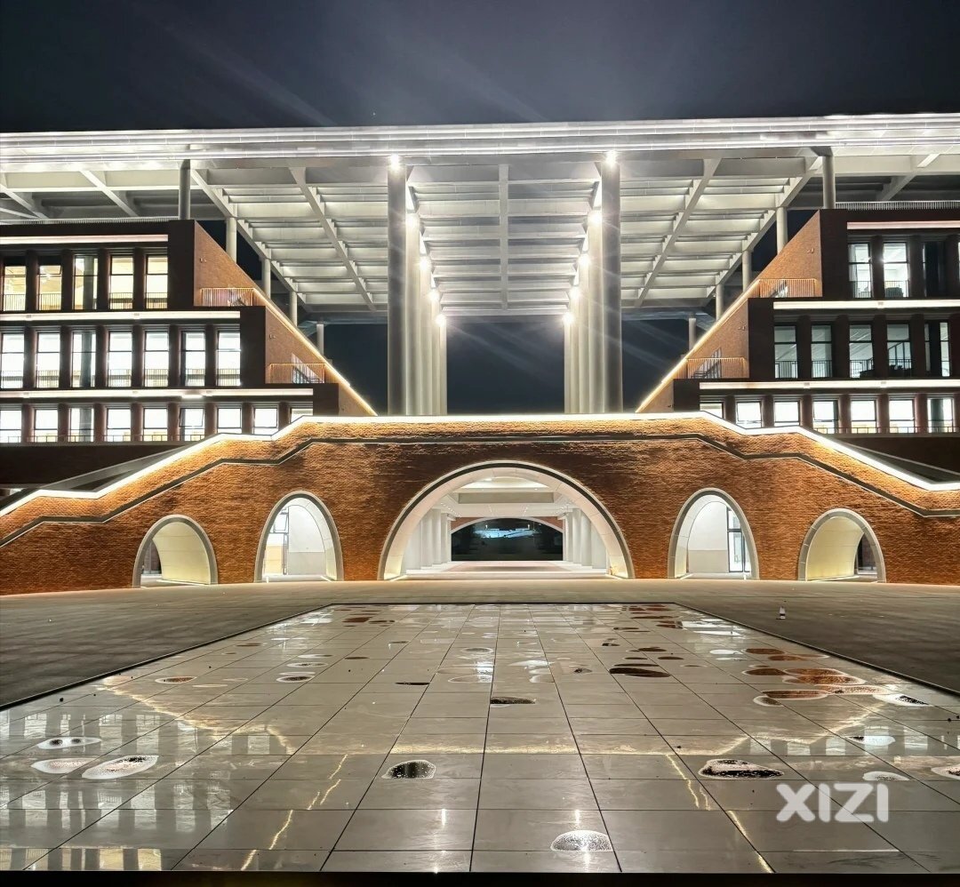 从吉隆乘座深汕惠东1路到深中高中园参观，学校由斯坦福大学设计