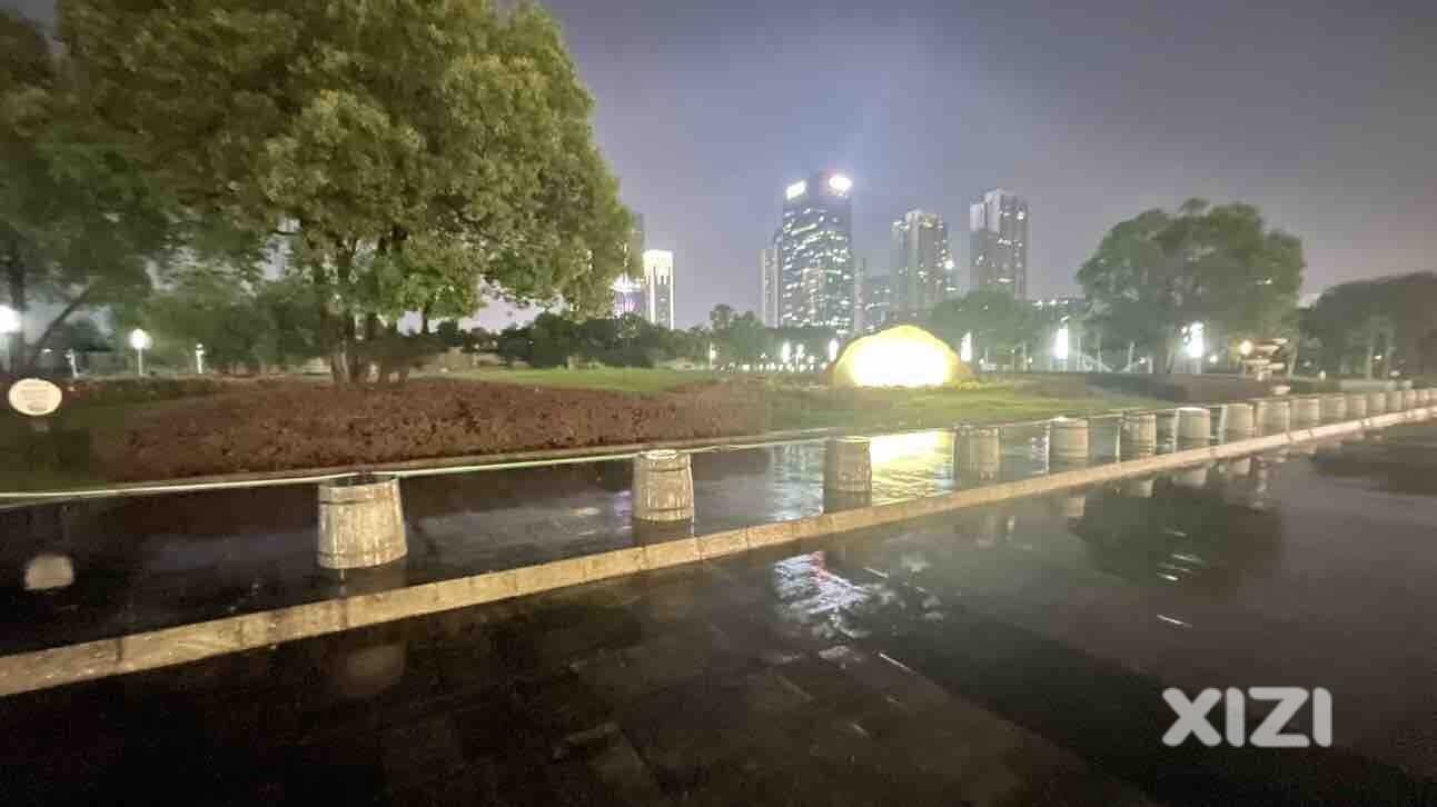 天天洒水，现在路都不给走了是吧？