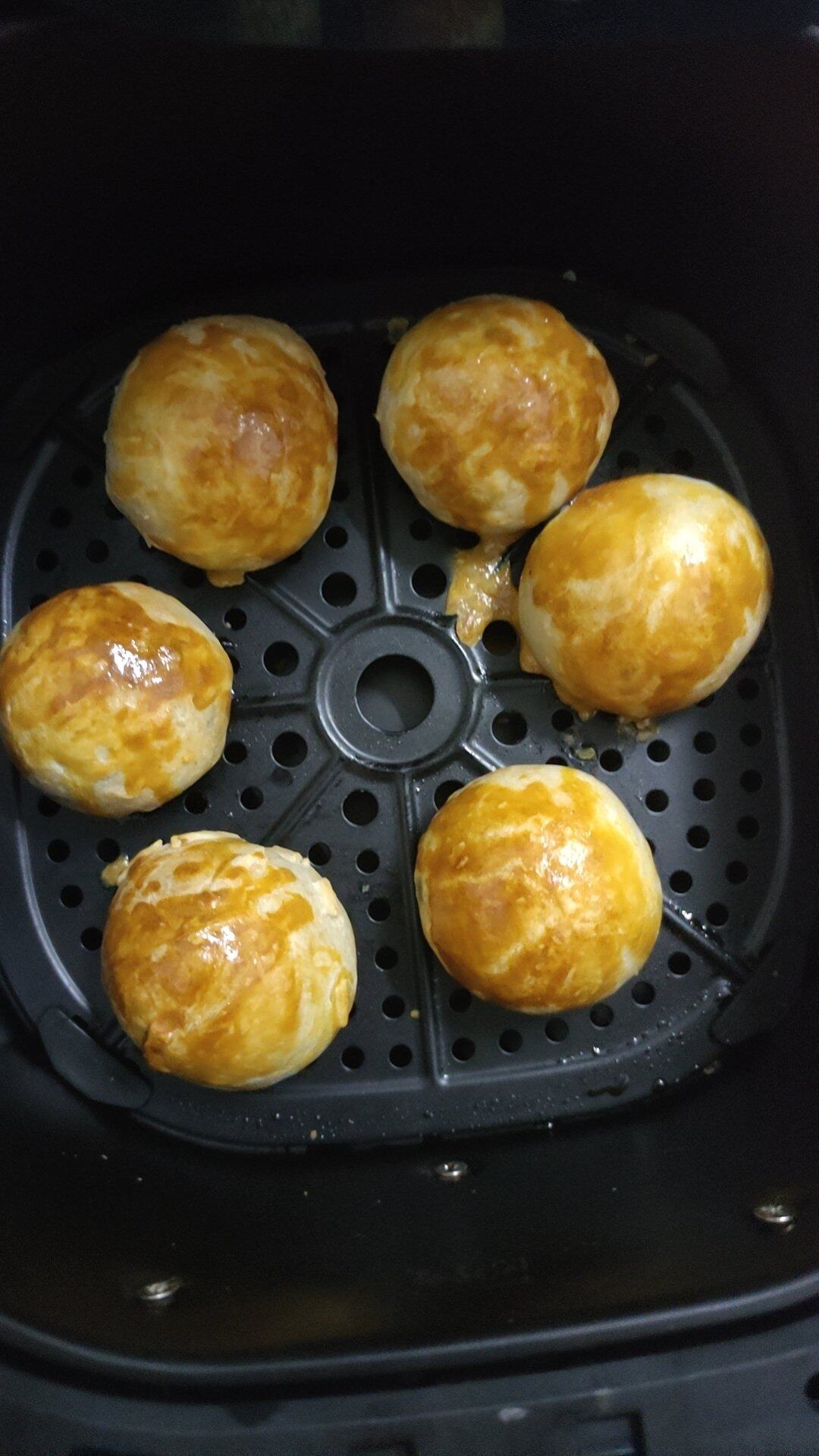 空气炸锅版芝麻馅蛋黄酥新鲜出炉