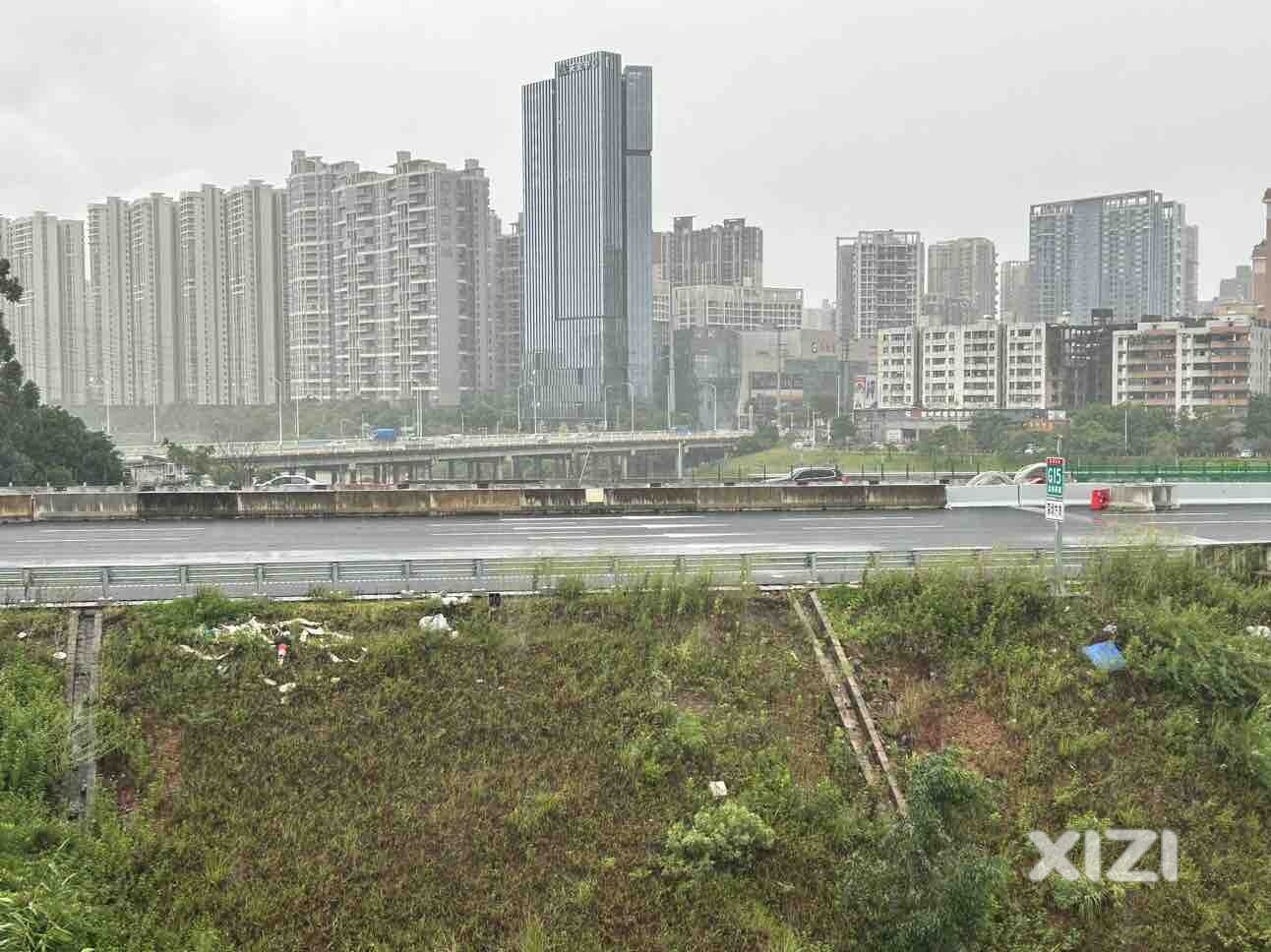高速旁乱抛垃圾