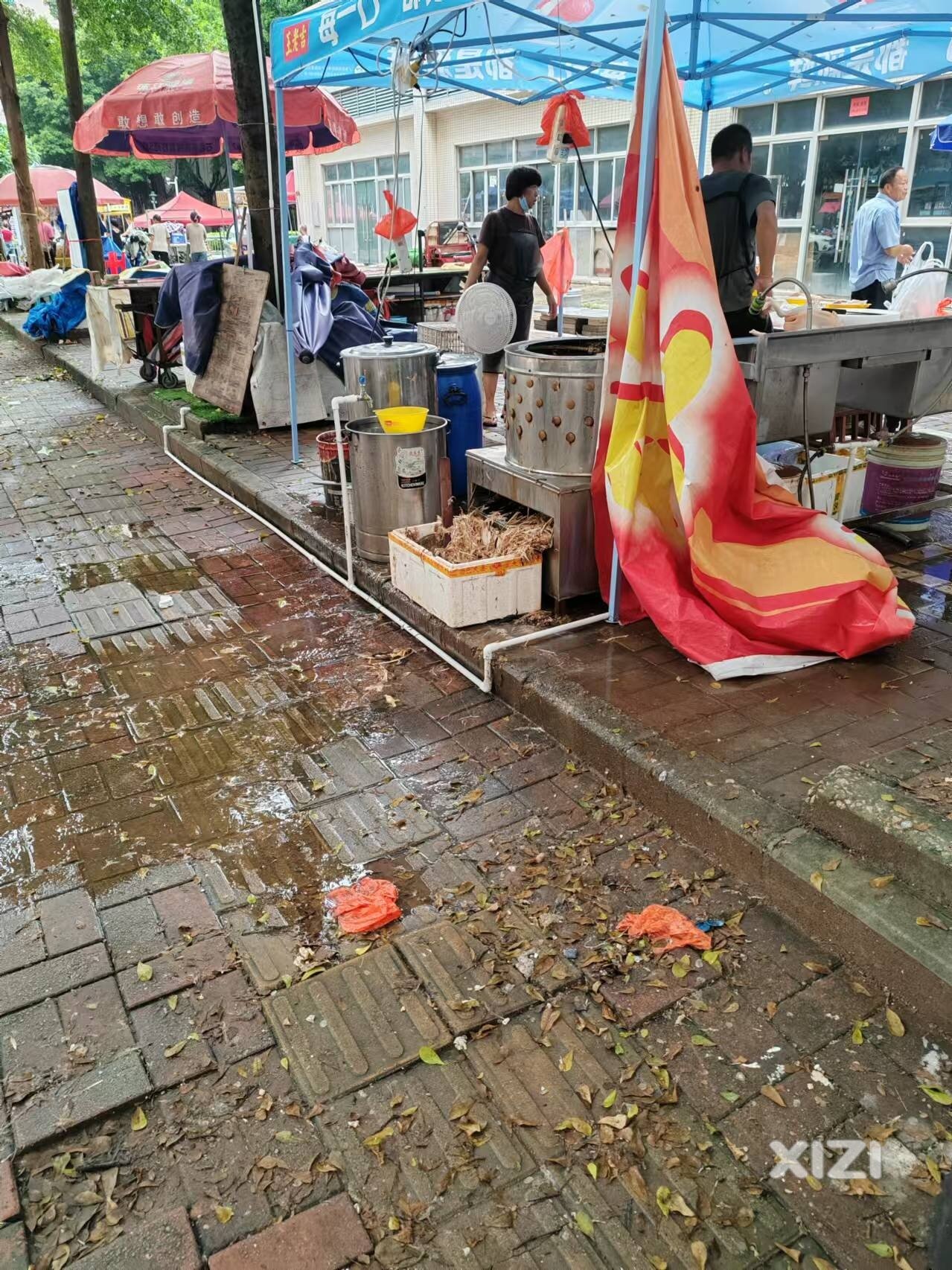 惠州马安经济适用房旁边设置了摊位，脏乱差