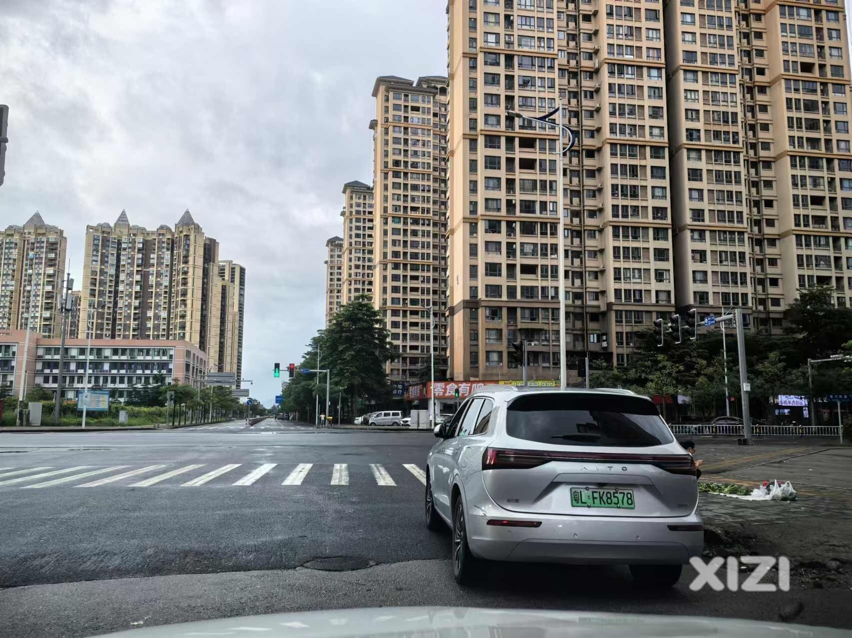 凯旋城趣事多-红绿灯路口熄火停车