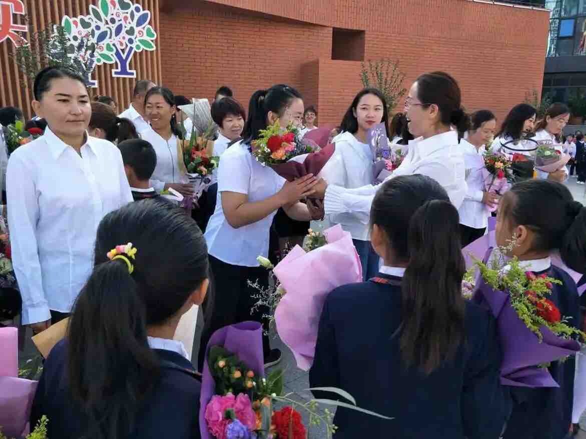 尊敬的老师，节日快乐！