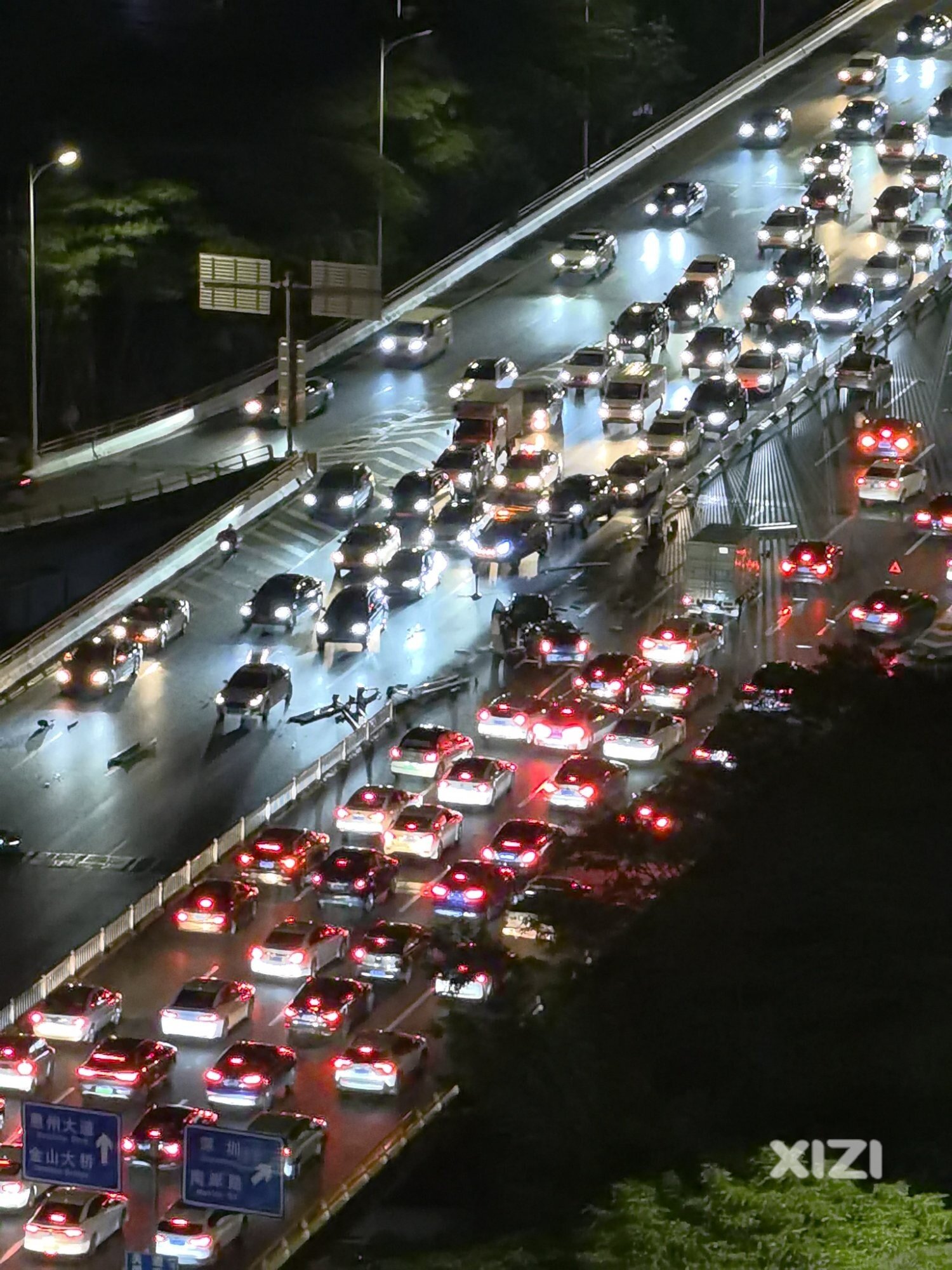 金山大桥又出车祸，一路堵满了车