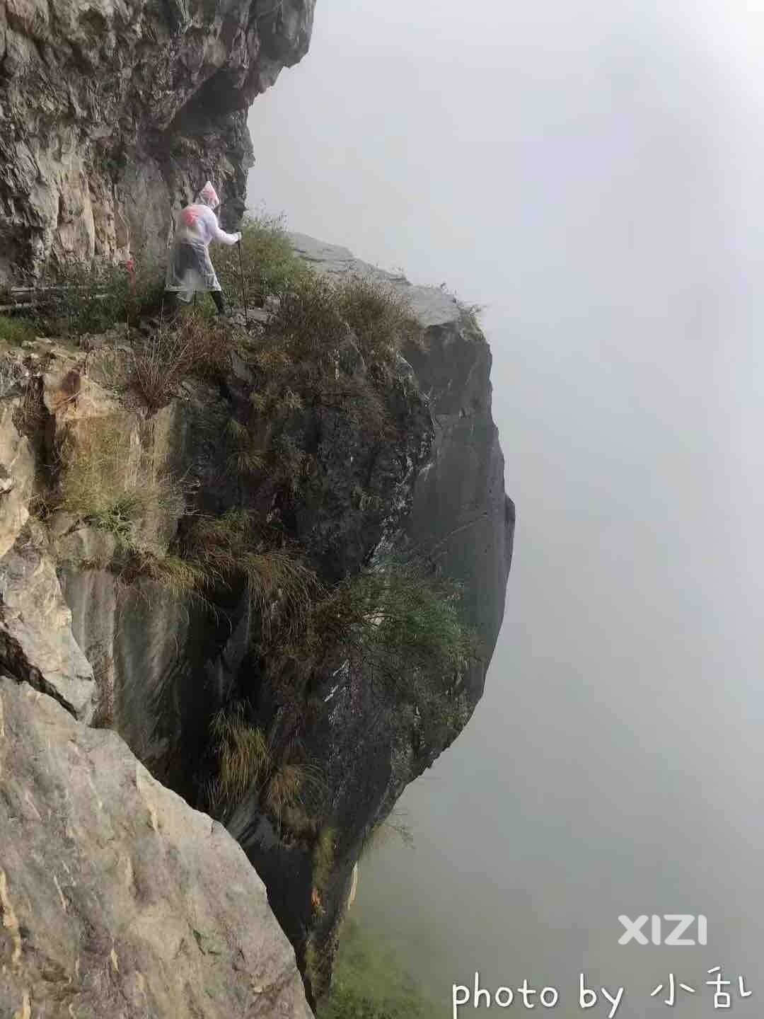 虎跳峡上的崖石，下面