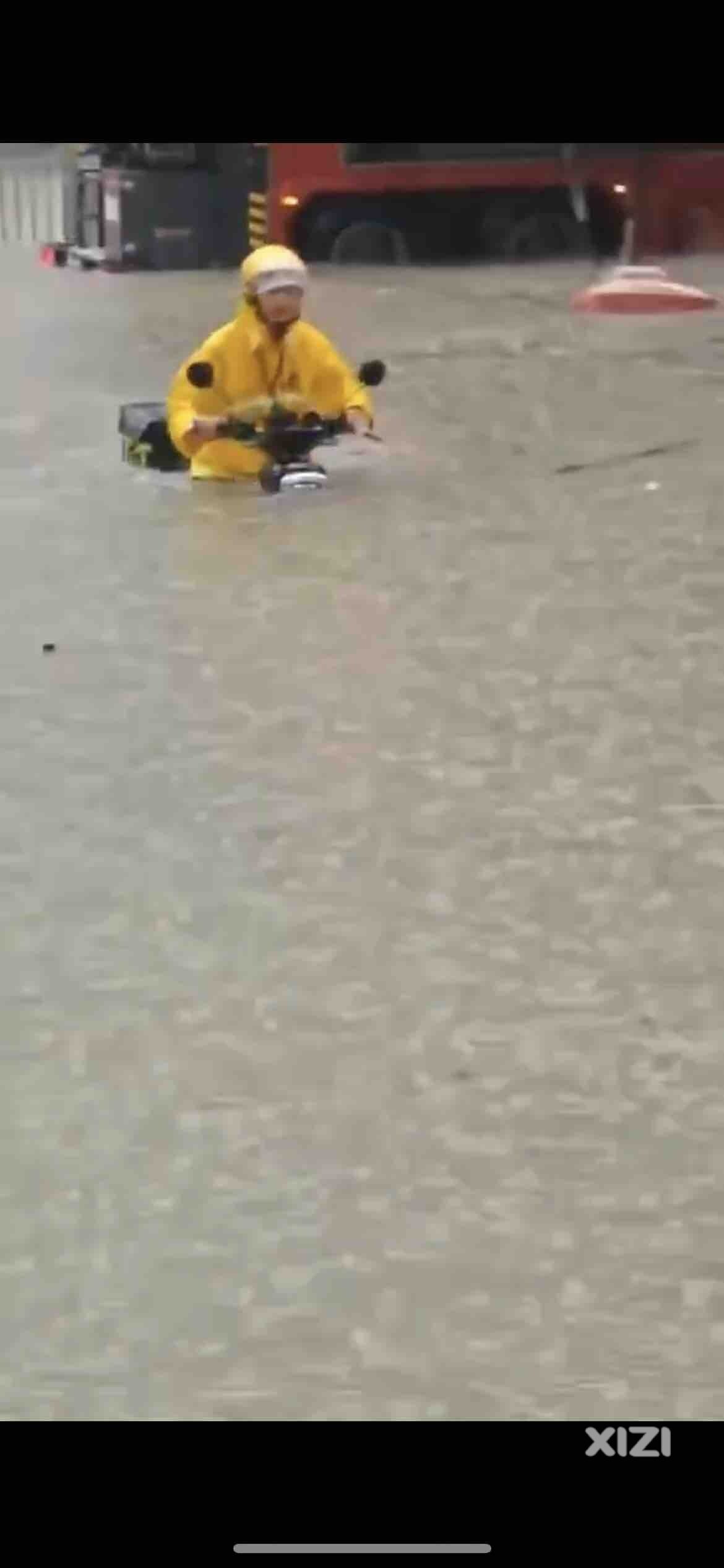 爆雨来袭，澳头区域要“划船送外卖”，大家请耐心等餐
