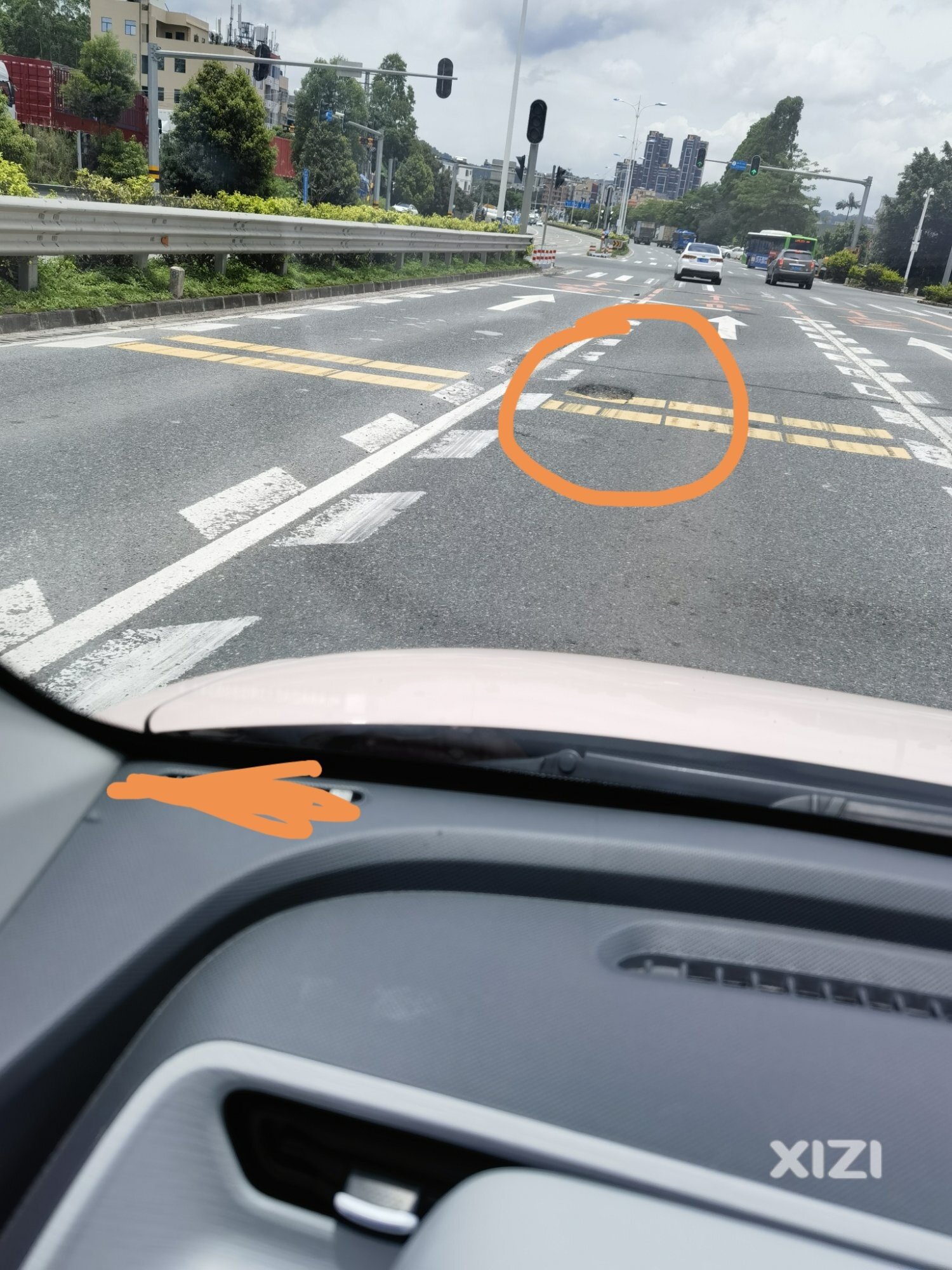 叶挺大道三栋段，路好多坑