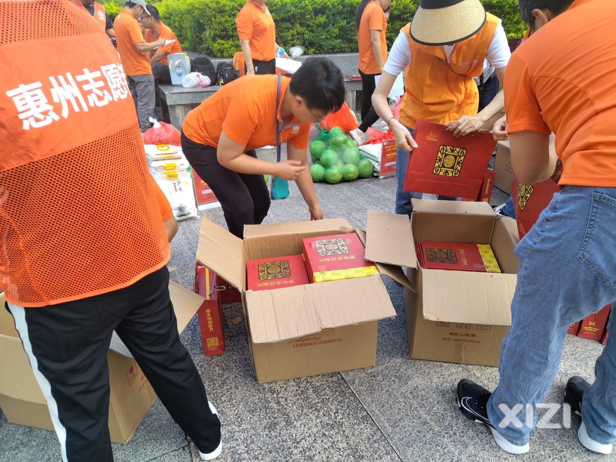 参加公益活动，中秋节送月饼