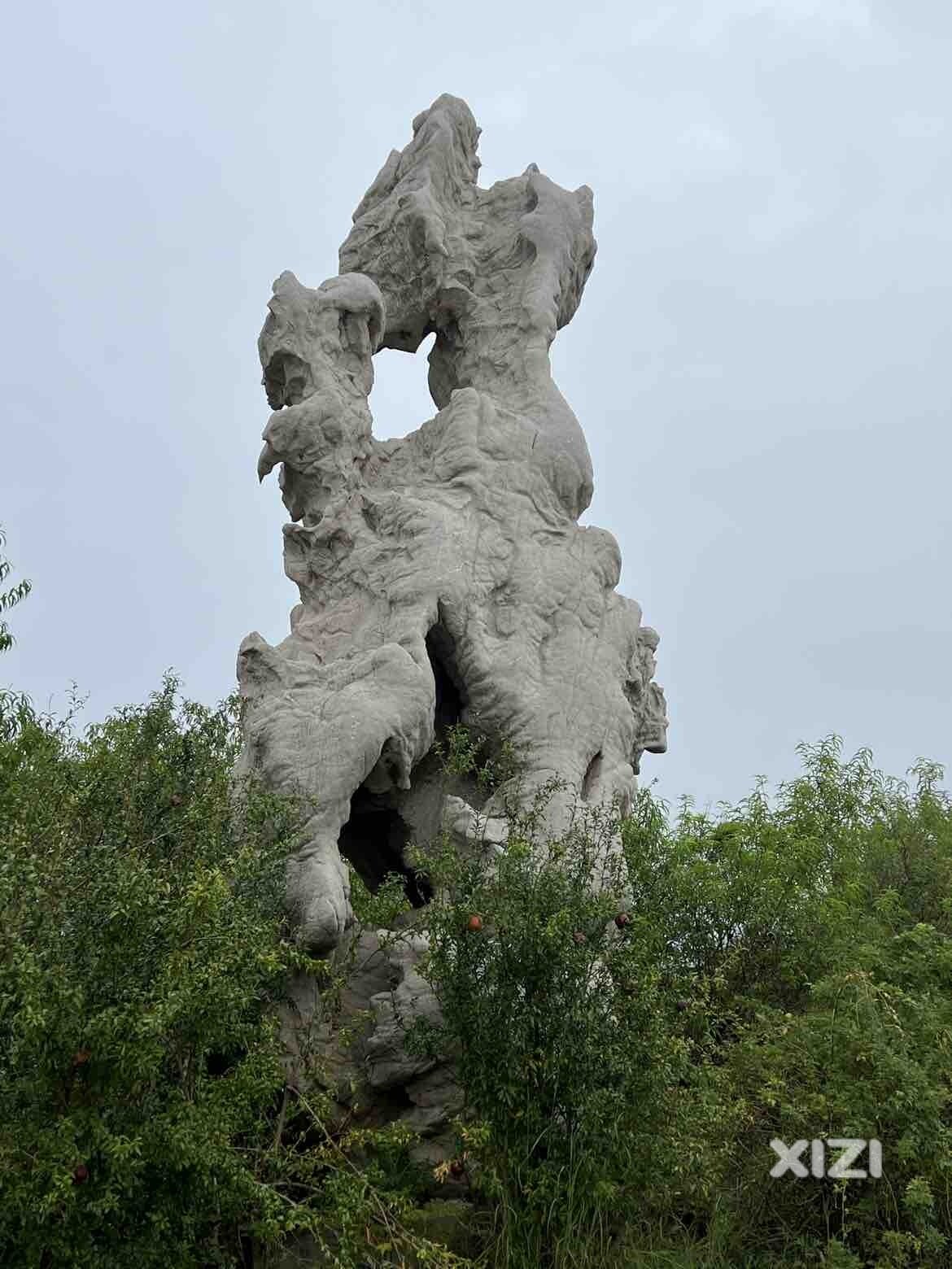 荒野石头阵，各形各异，谁家的？