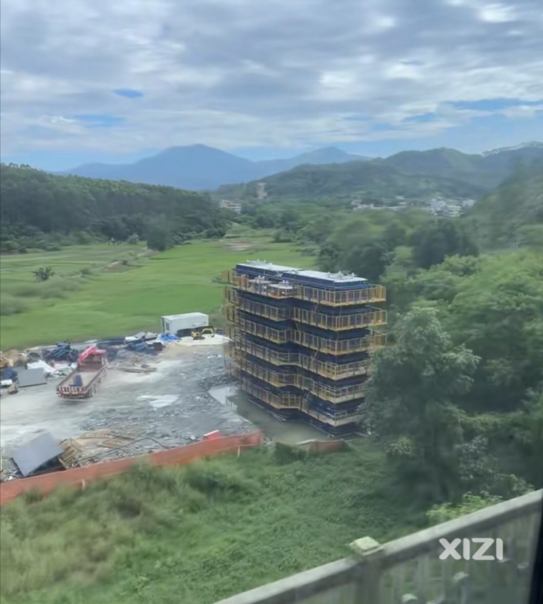 深汕高铁全线都在弄高架桥建设阶段了。计划2027年建成通车。