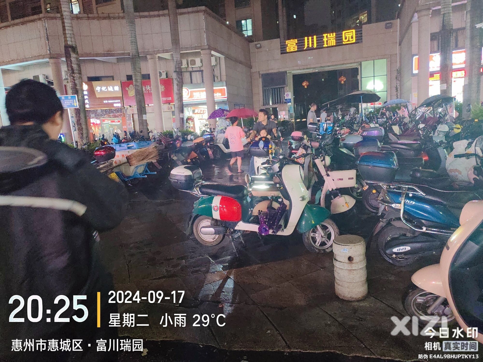 生命通道被堵。消防车干着急。
