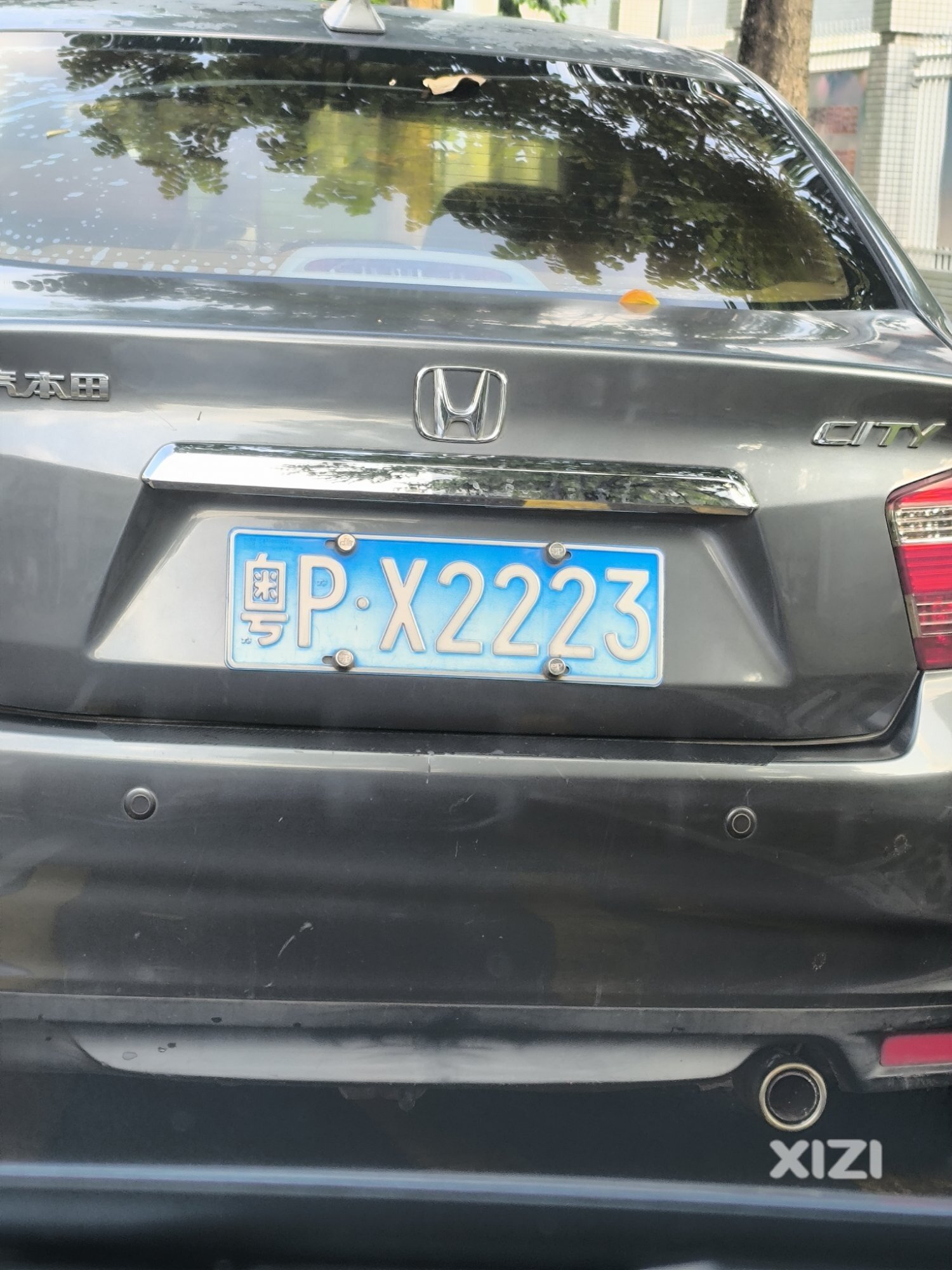 有些车蓝牌发白，算不算故意污损号牌？