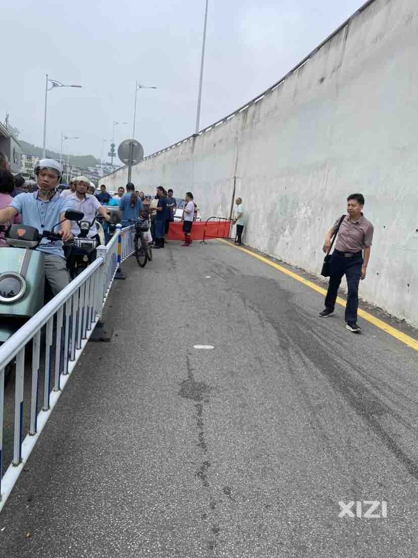 古塘坳立交下面的市场门口