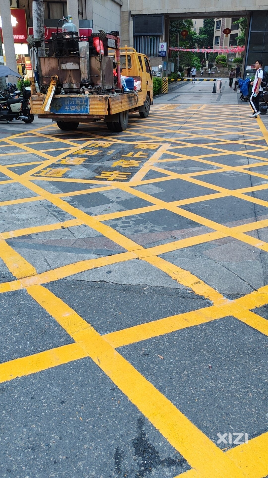 小区门口消防通道划线已在进行中，希望大家都能遵守规矩