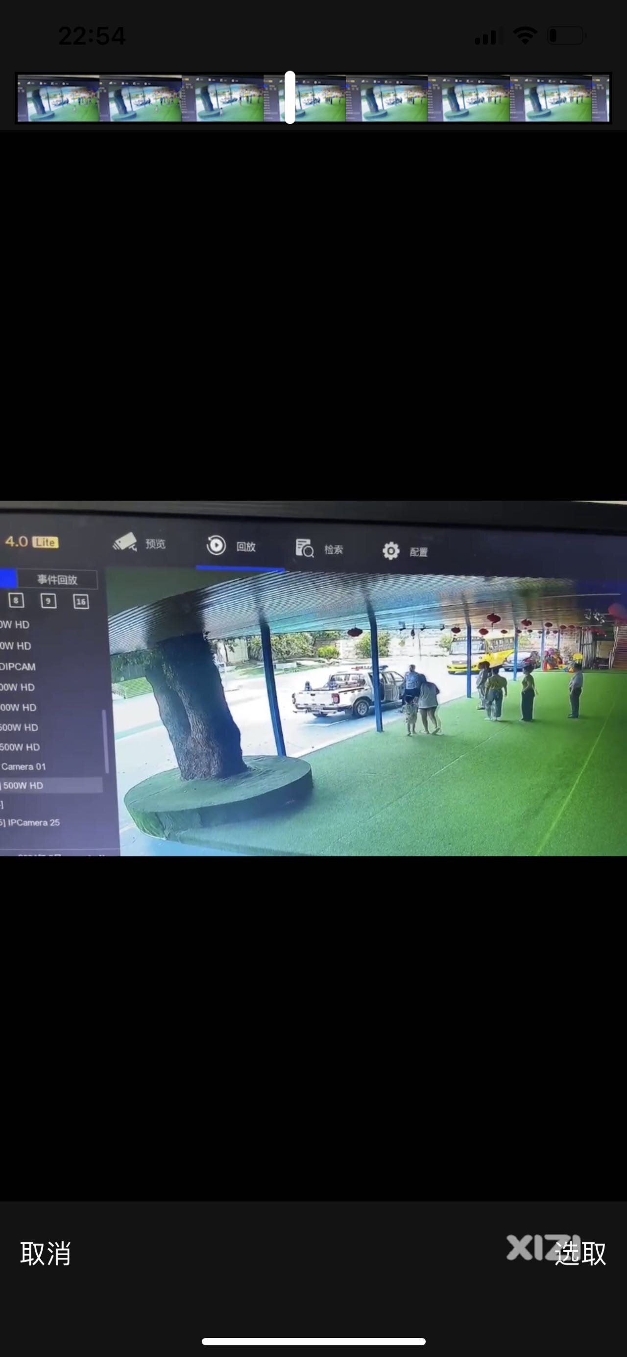 小孩上着幼儿园，被他妈妈带走了