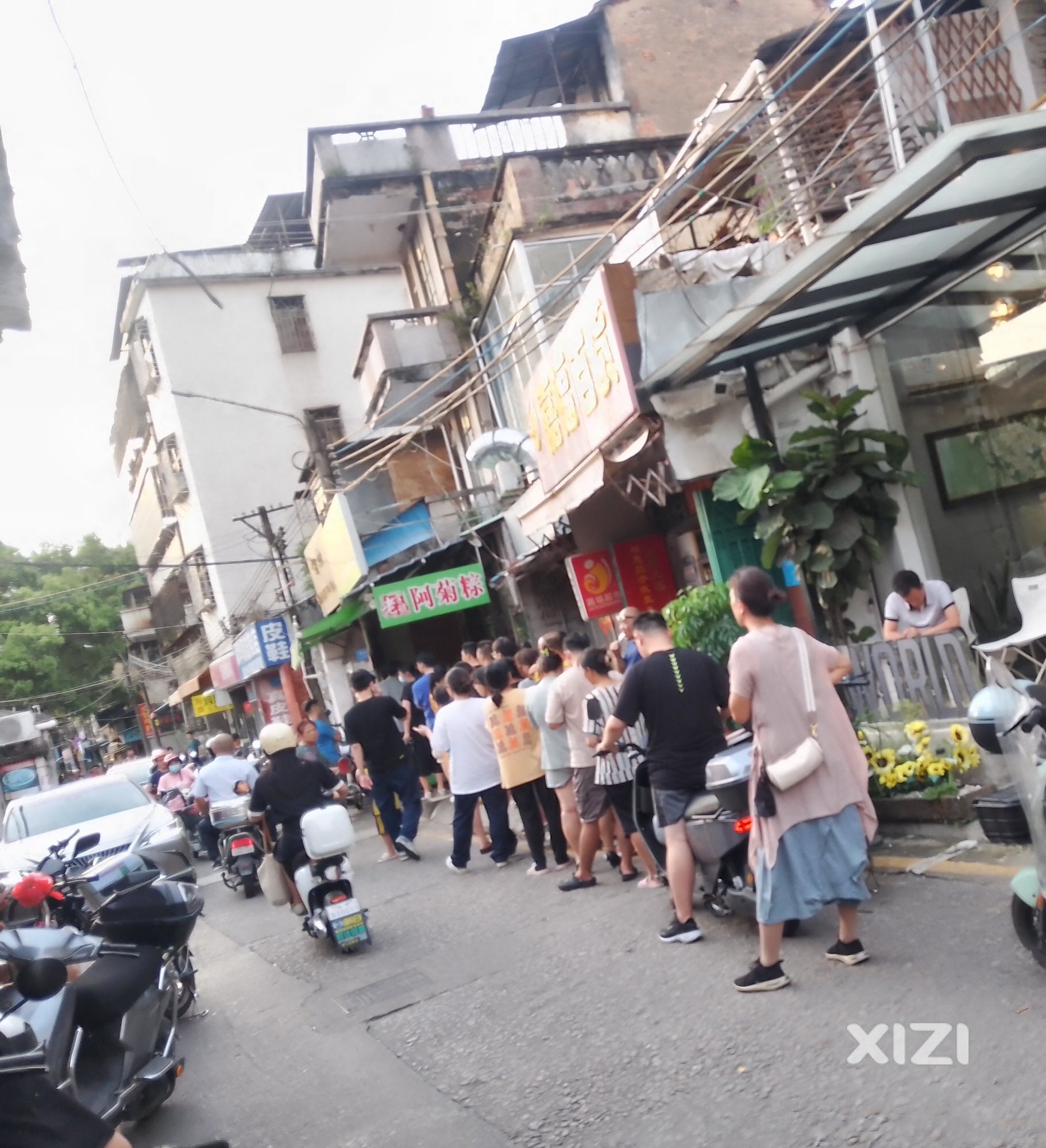 端午节，这家粽子店很火爆哦。