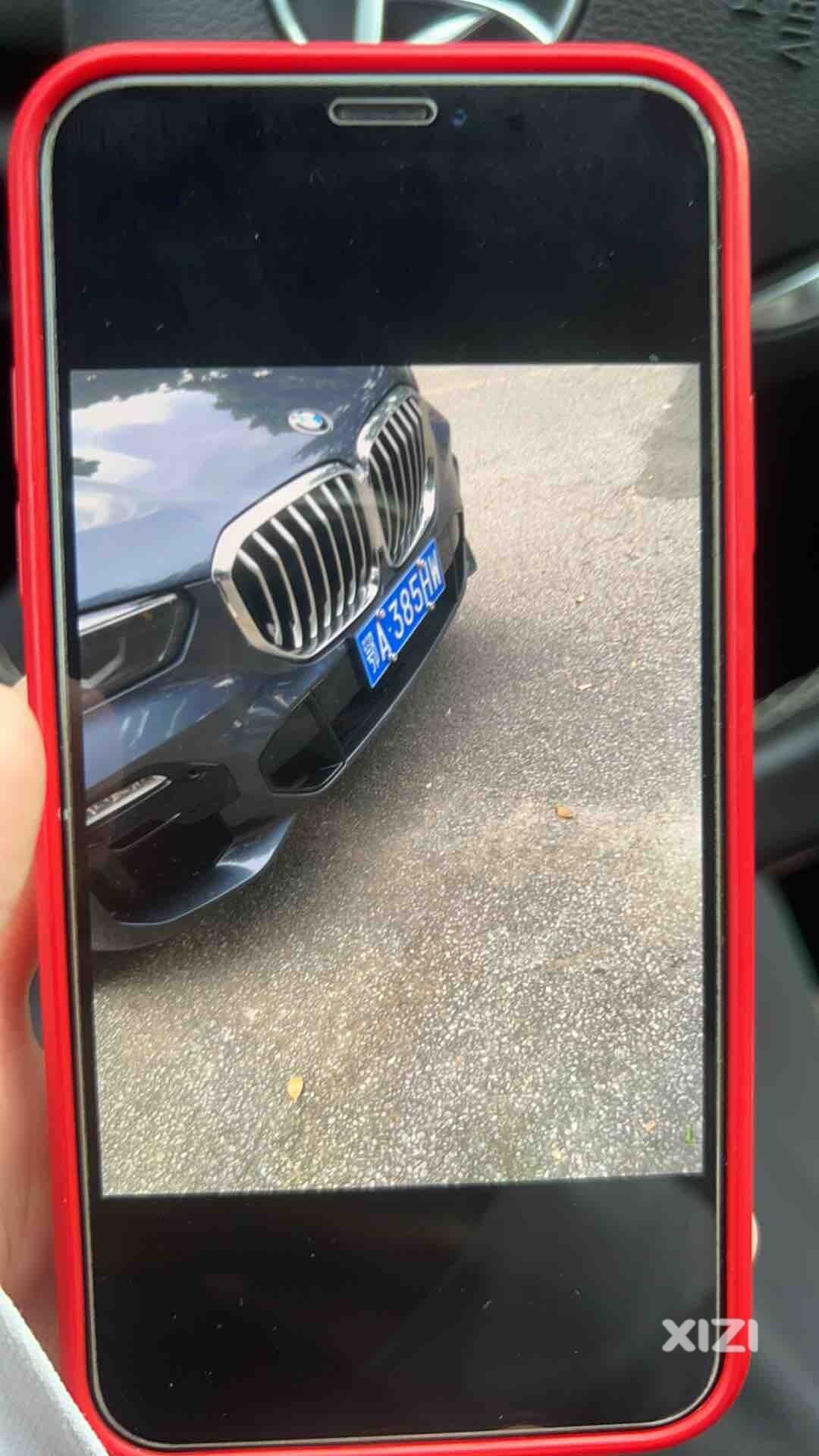 谁家的车。堵住人了