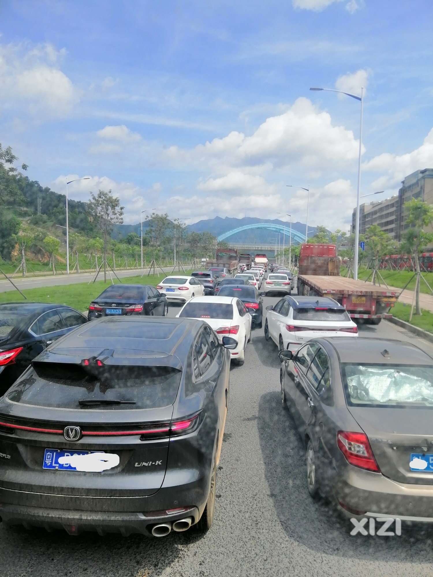 端午假期第一天，金龙大道大堵车