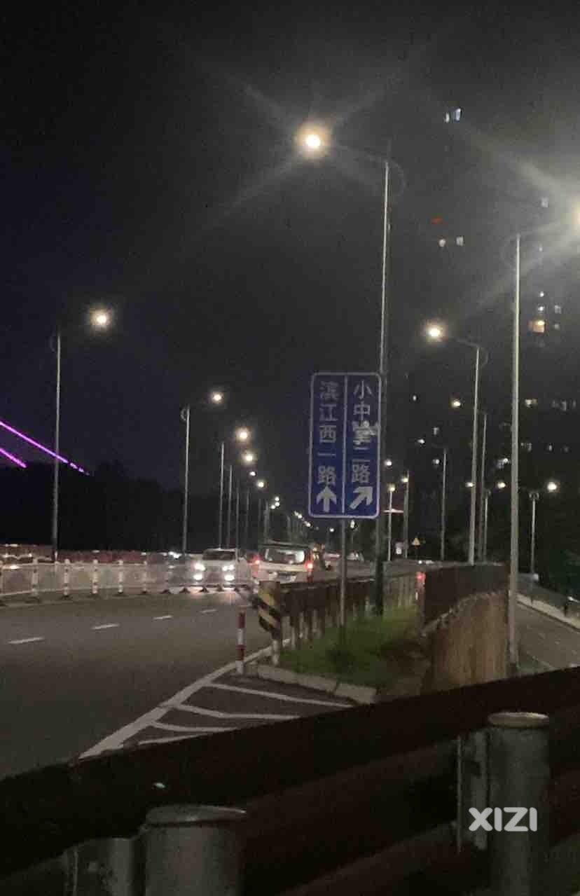 下角江边小中堂江边人行道有个坑，大家散步路上要注意安全