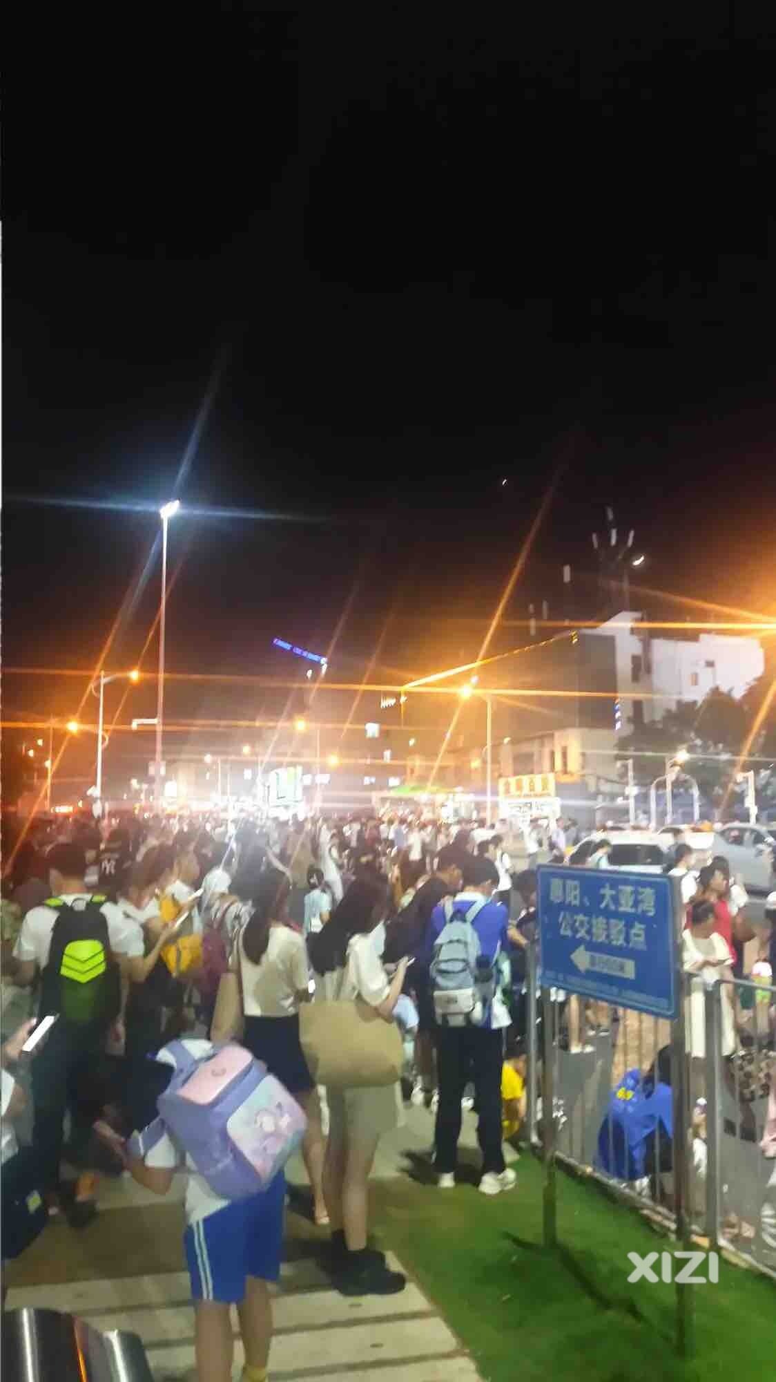 昨天晚上 人都挤麻了