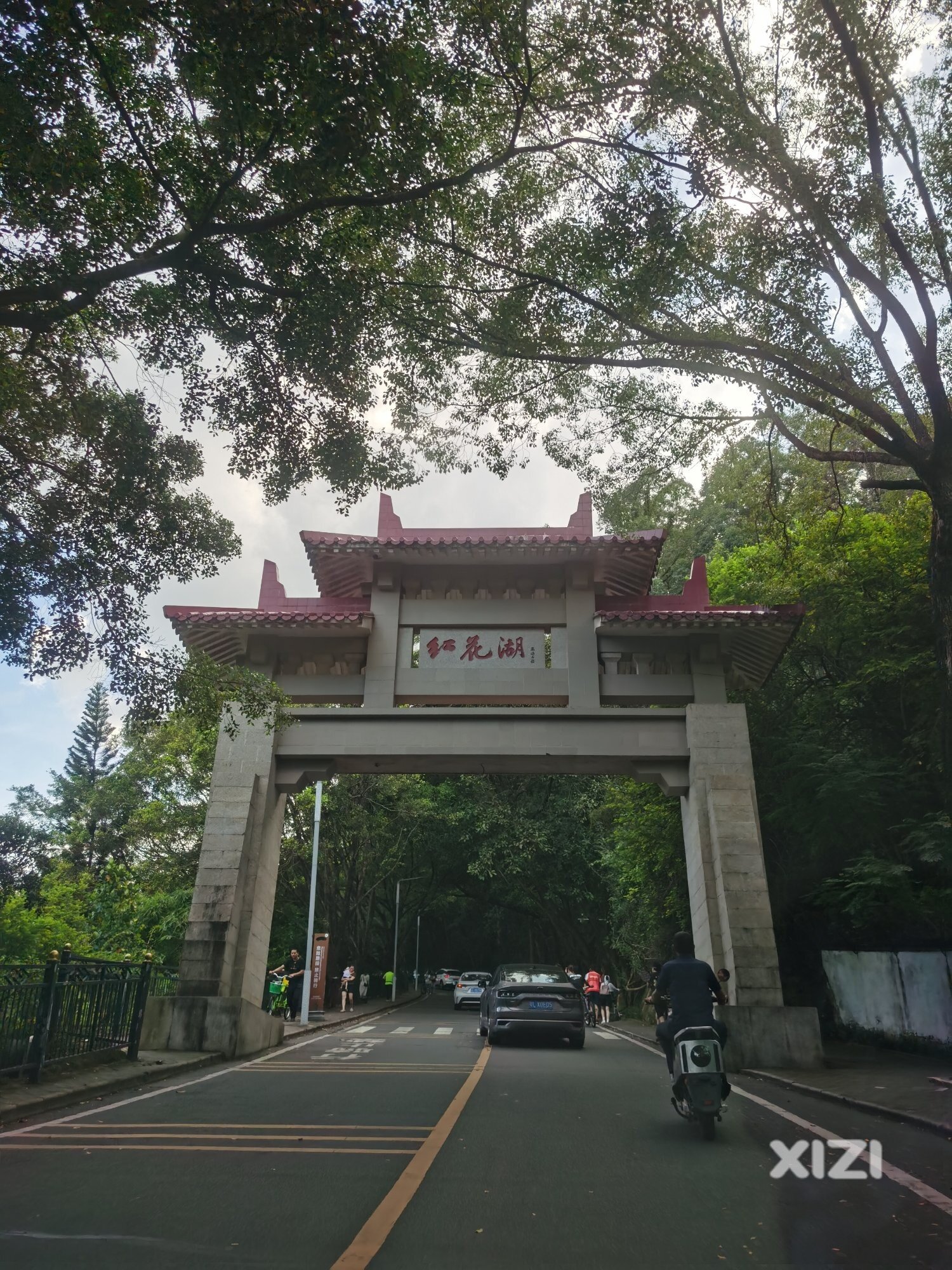 红花湖排队上山！