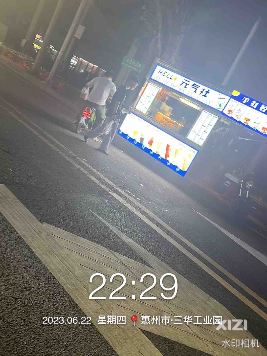 右拐车道边上摆摊就算