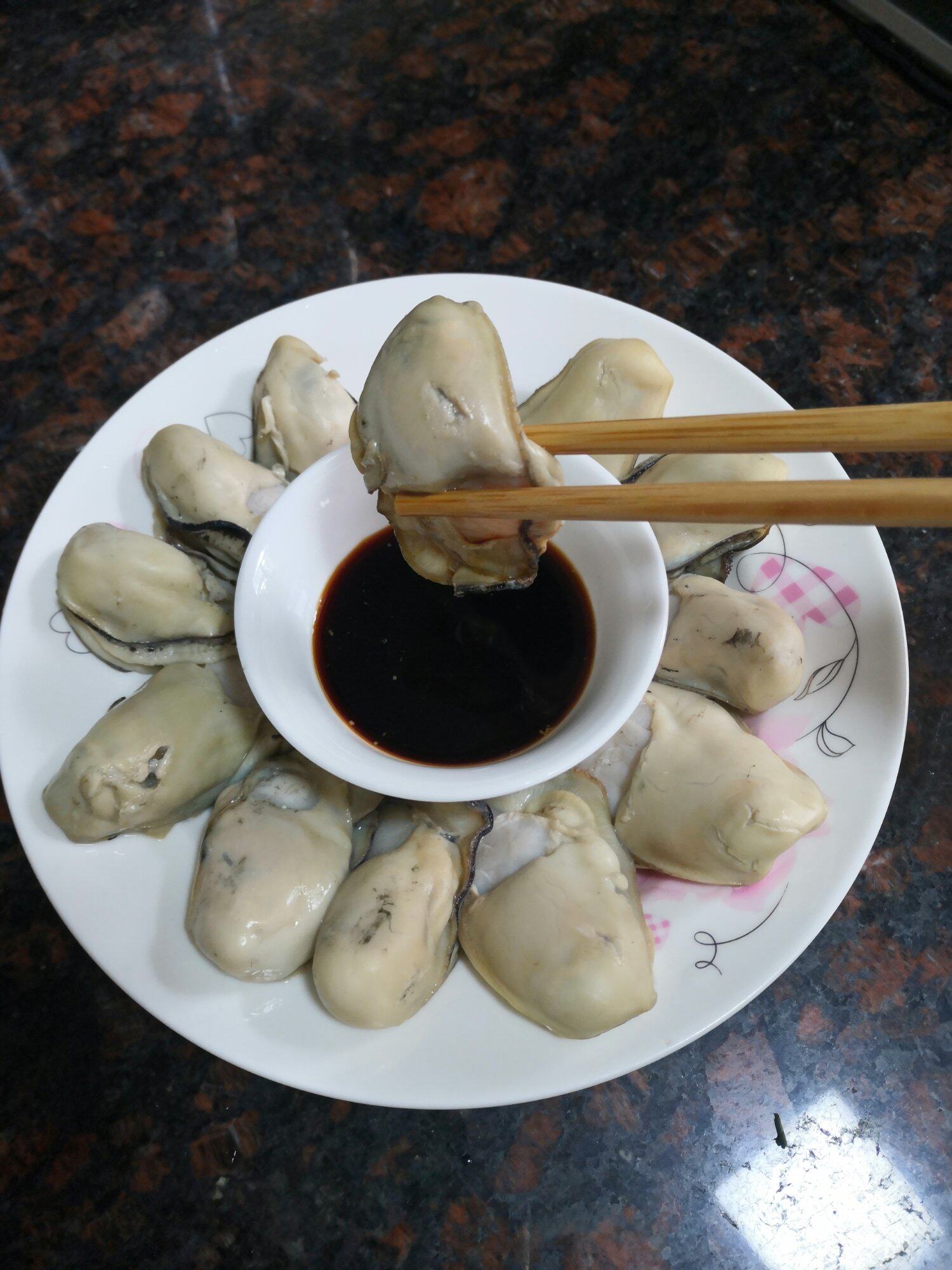 白灼生蚝原汁原味，鲜甜爽口。