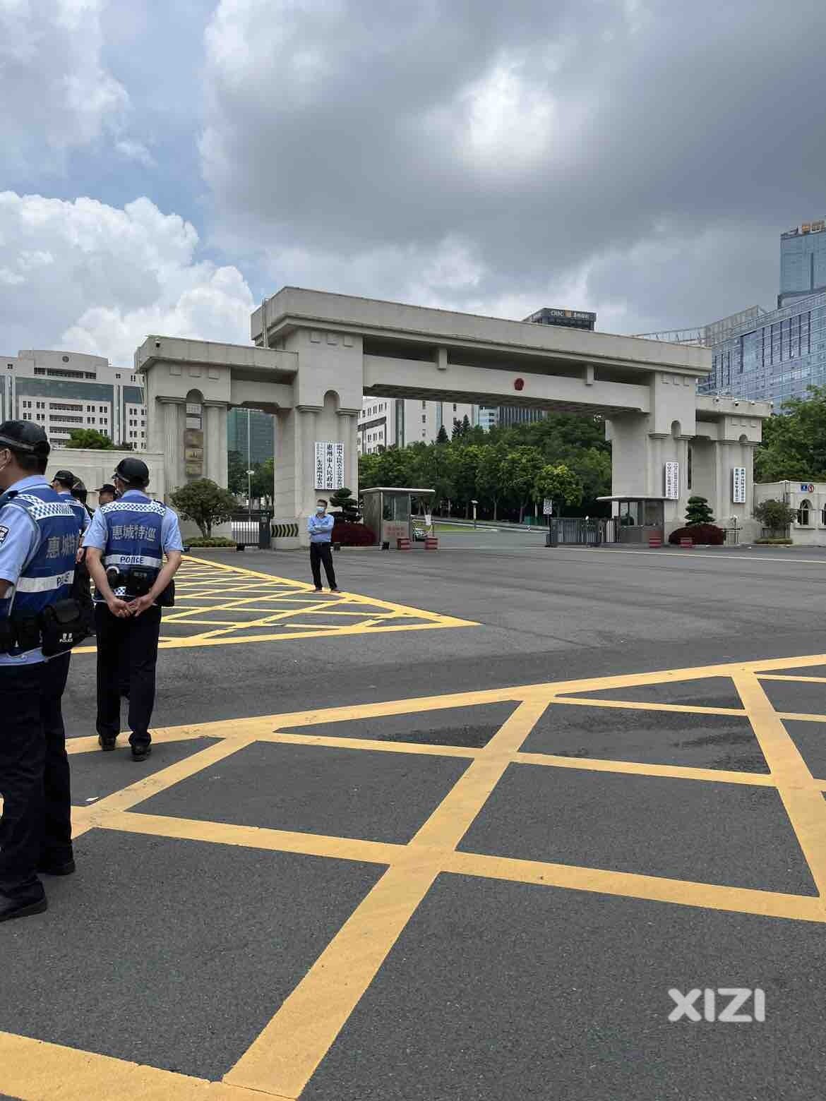市政府门口聚集一帮人！