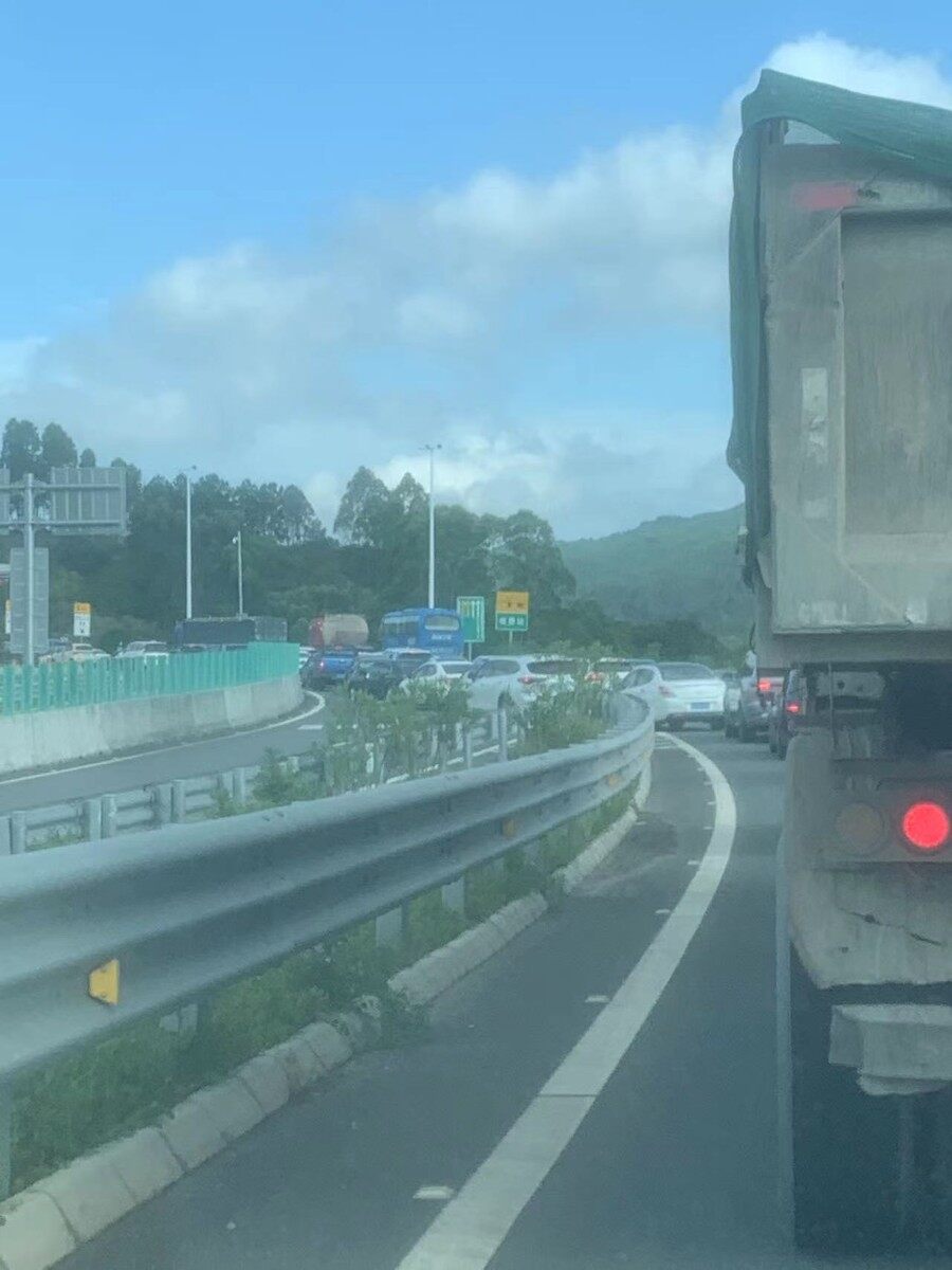 广龙高速幸福收费站一大早瘫痪了吗那么堵，害我迟到被罚款