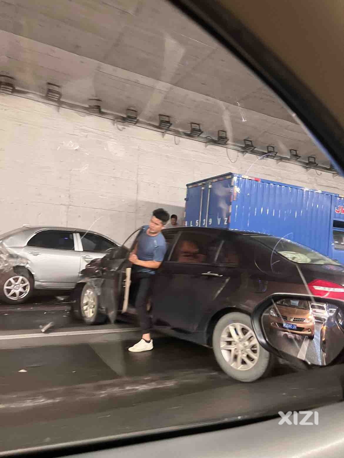 东平隧道3连撞，建议绕开