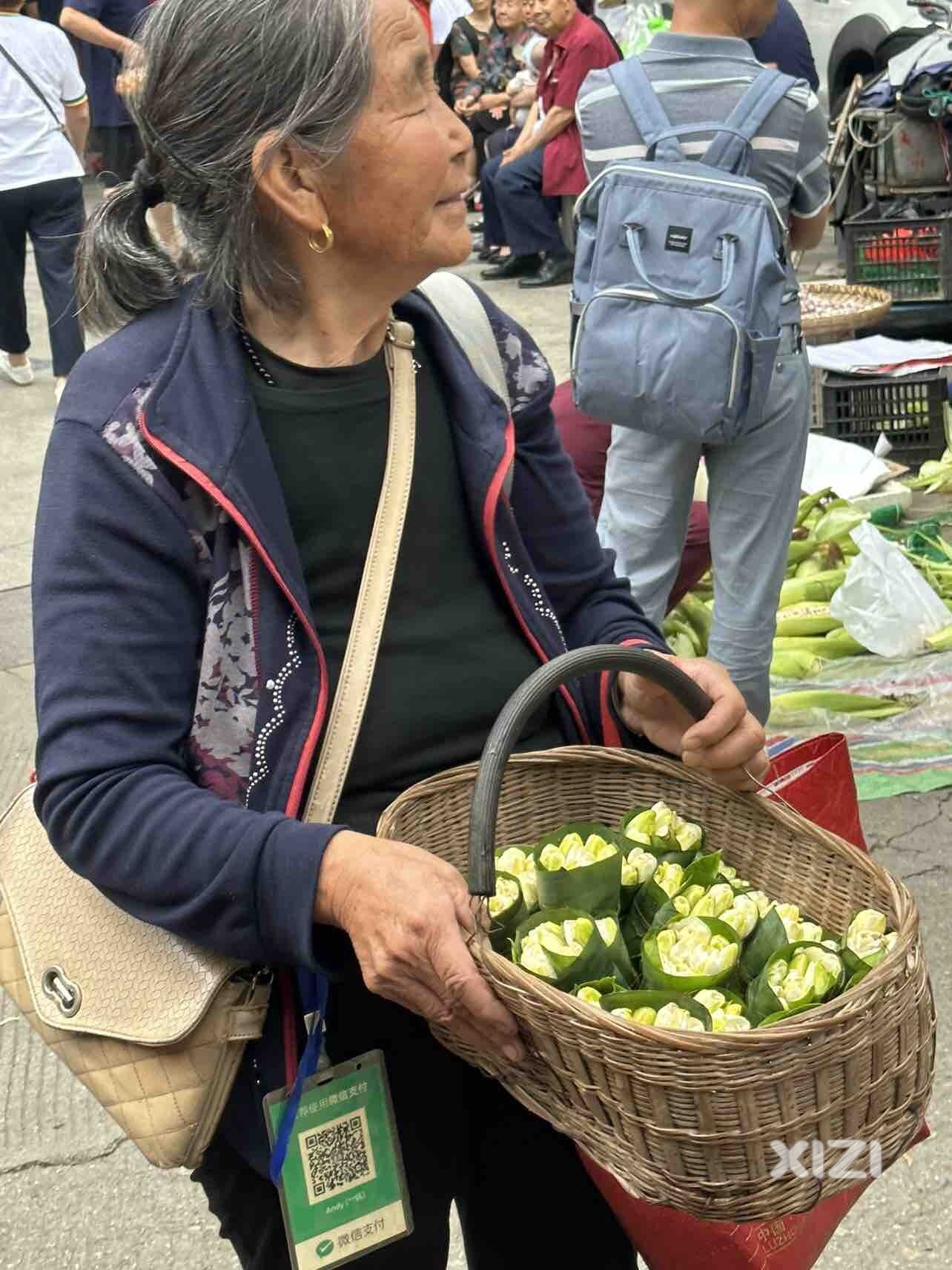 喧嚣的早市，车水马龙