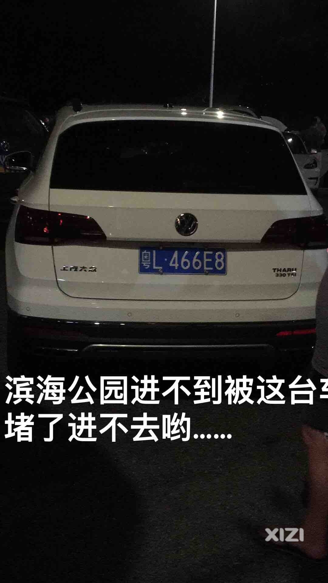 恵州大亚湾滨海公园，社会车辆停路旁堵住路口，还市民有良好的出行。