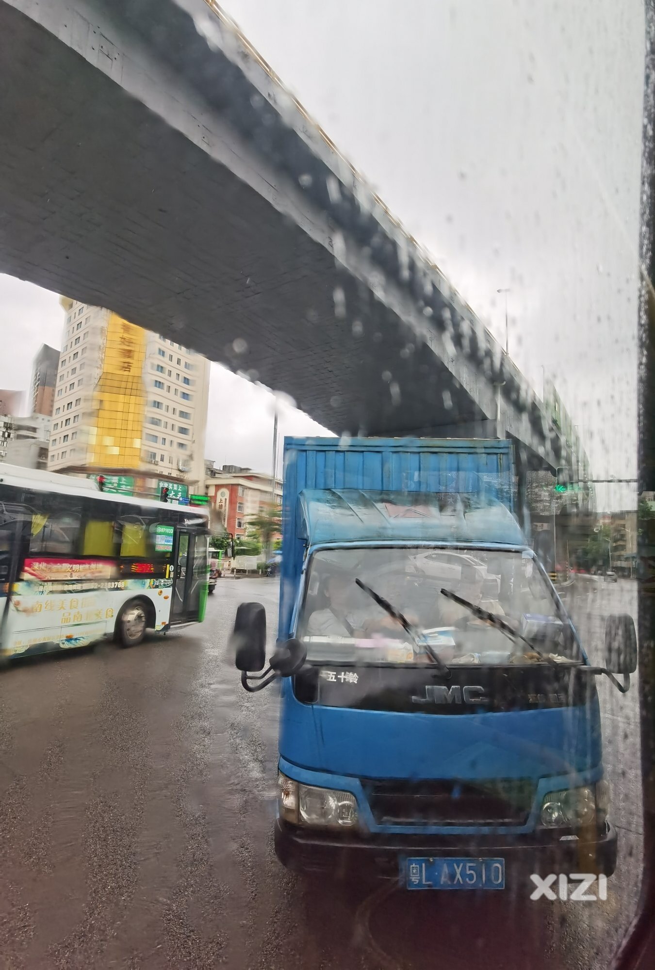 雨中公交，坐在公交看