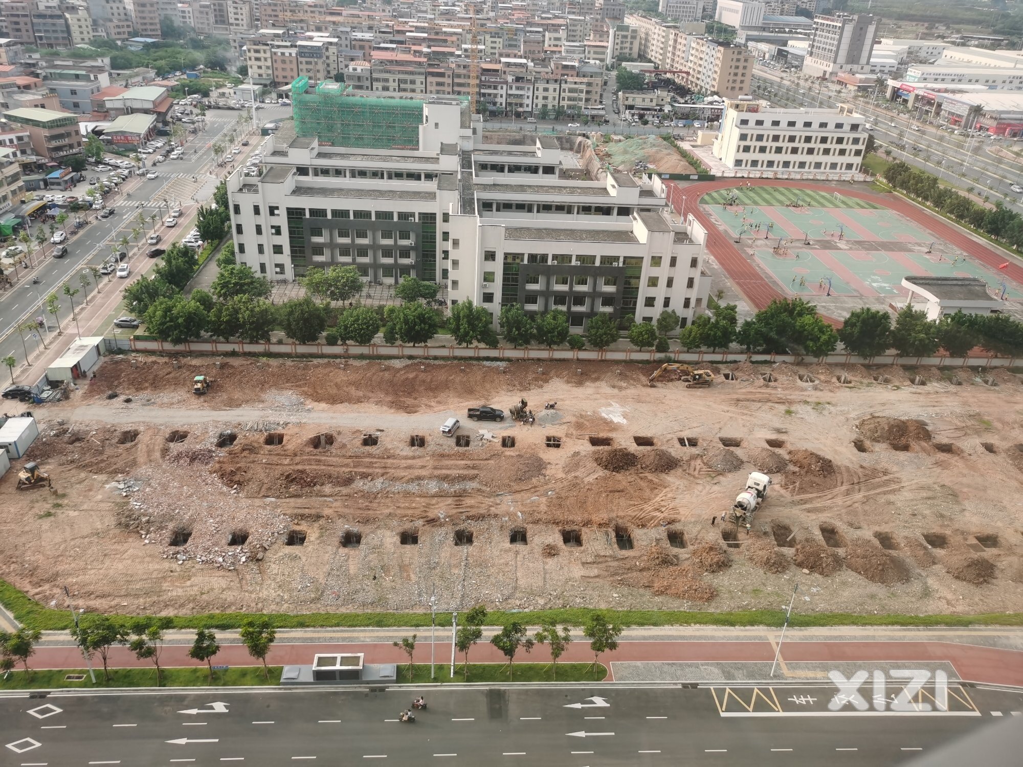 金石三路，金石学校旁边，开始建什么了？打好多桩子～