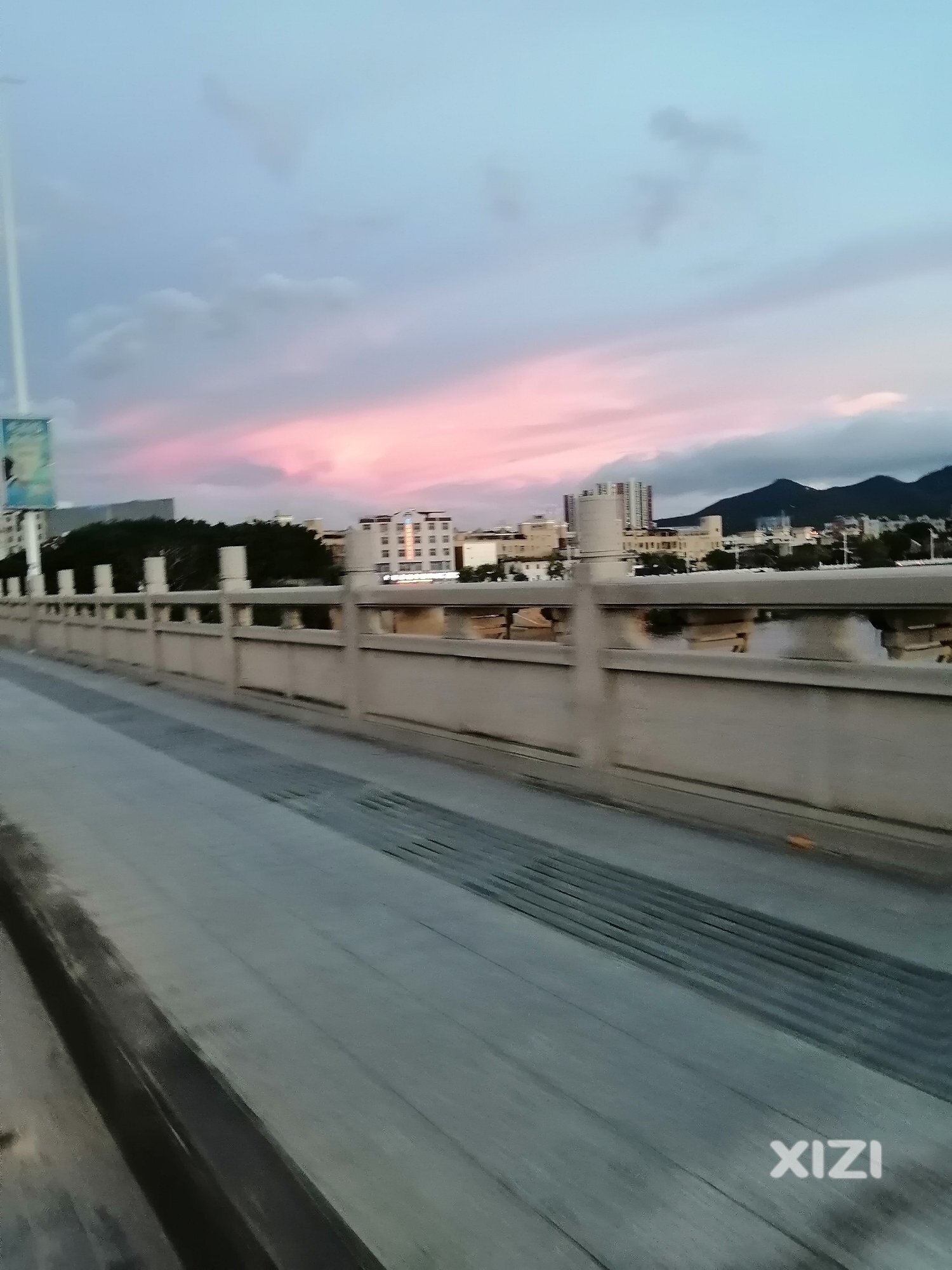 晚霞羞红了脸，半边天是它的红晕。
