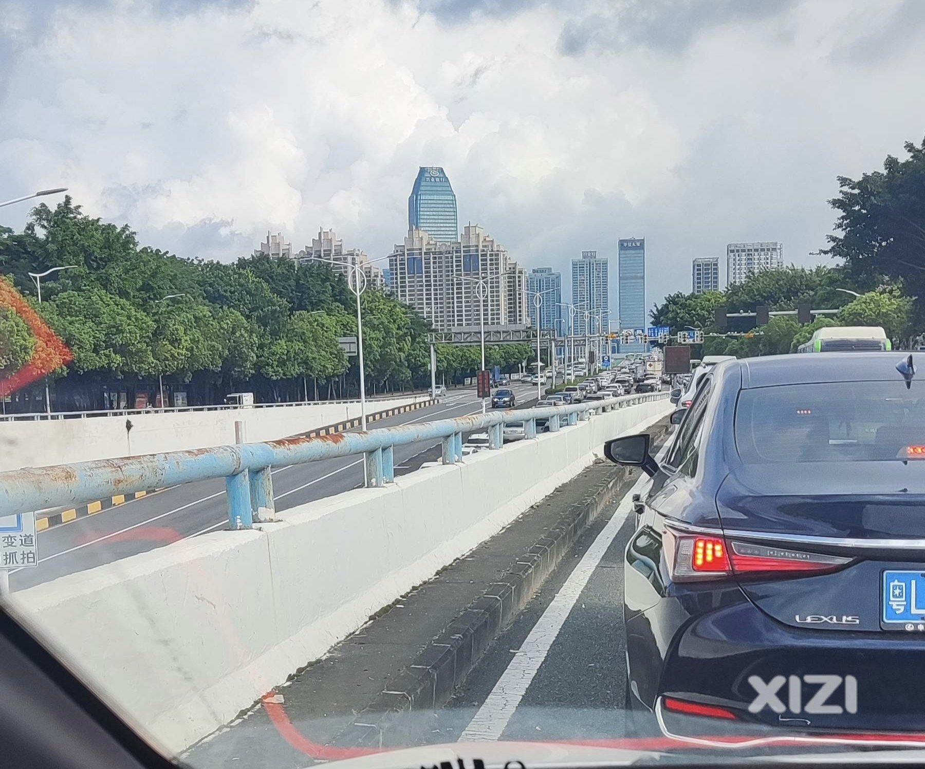 周末一大早堵在东江大桥
