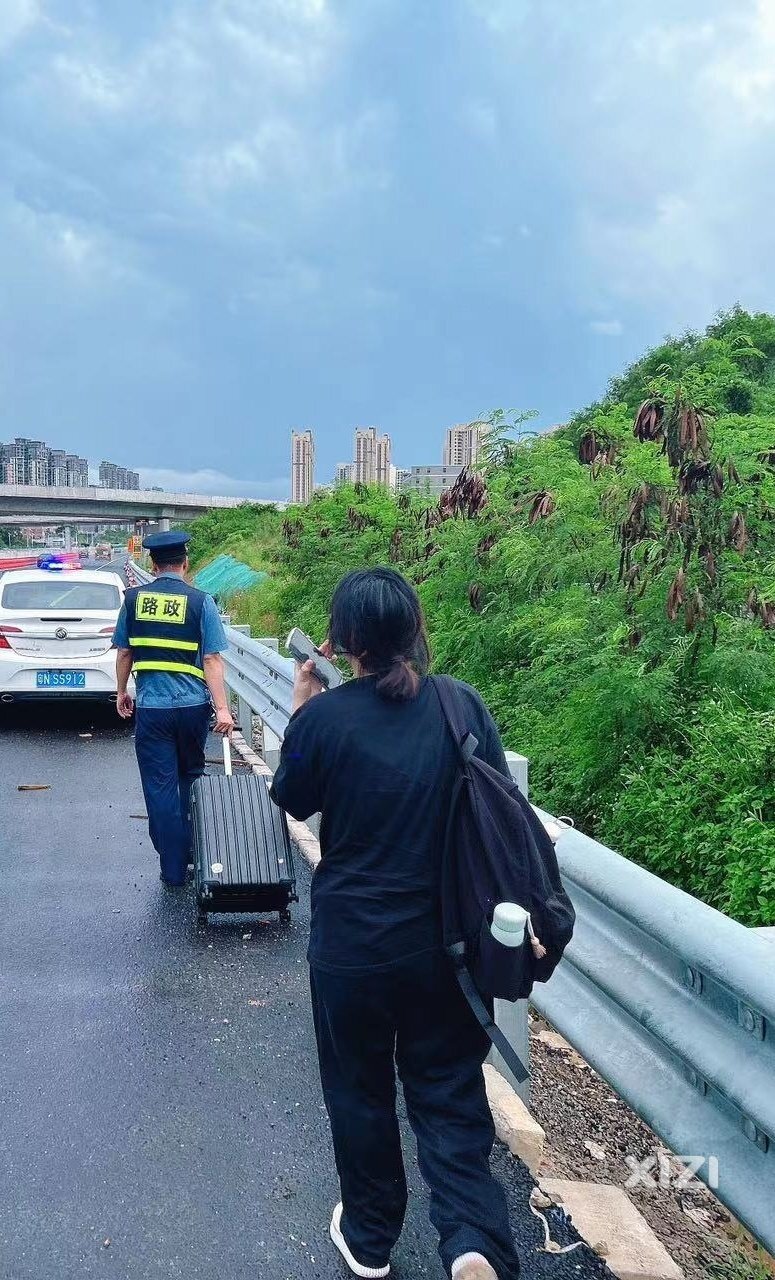 女大学生在惠州高速受困获路政员施救