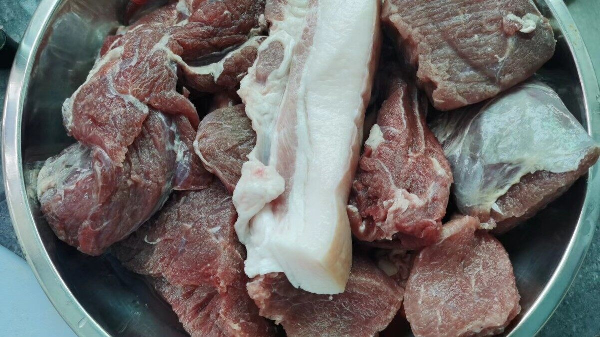 卤牛肉，缩水很多。