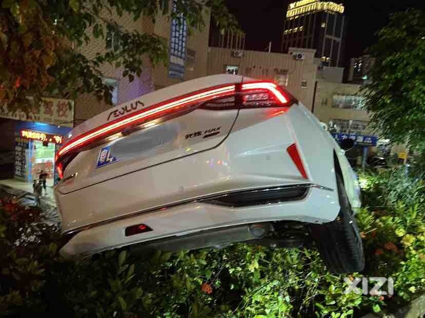 这车开的牛皮、下面三楼高差点掉下去